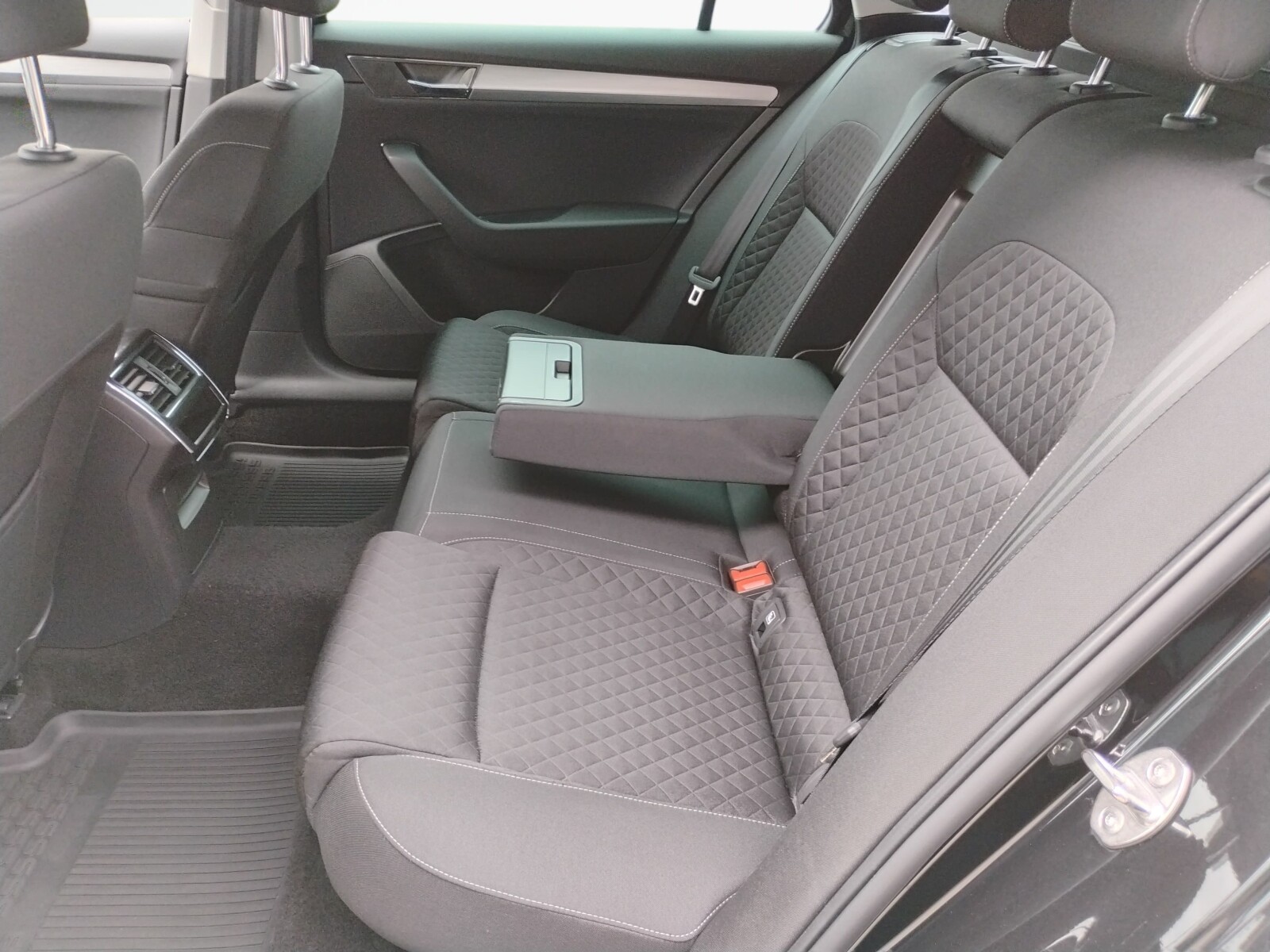 Škoda Superb Combi - zdjęcie 12
