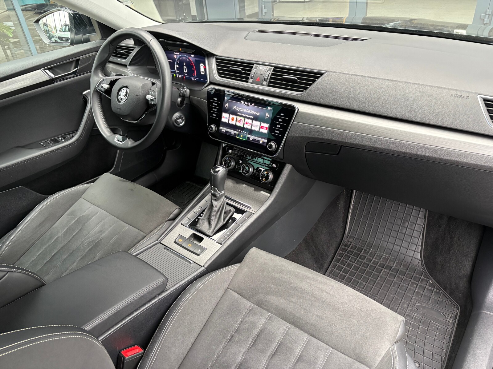 Škoda Superb Combi - zdjęcie 17