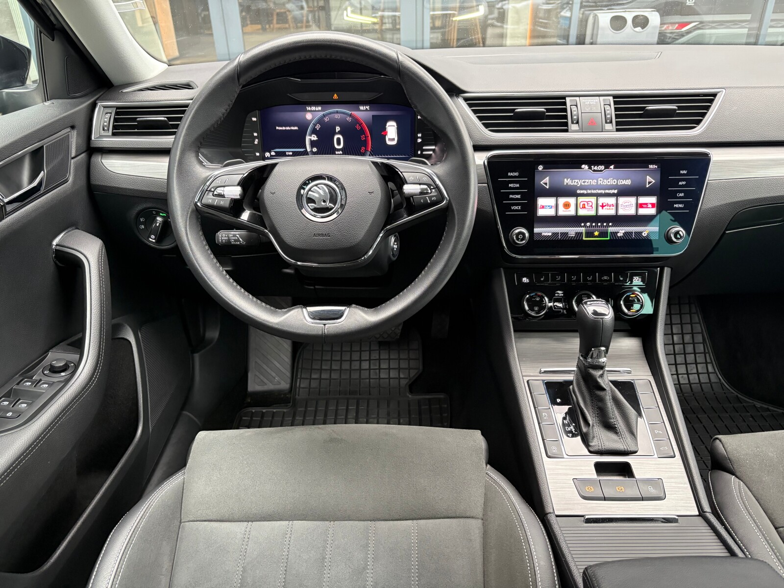 Škoda Superb Combi - zdjęcie 10