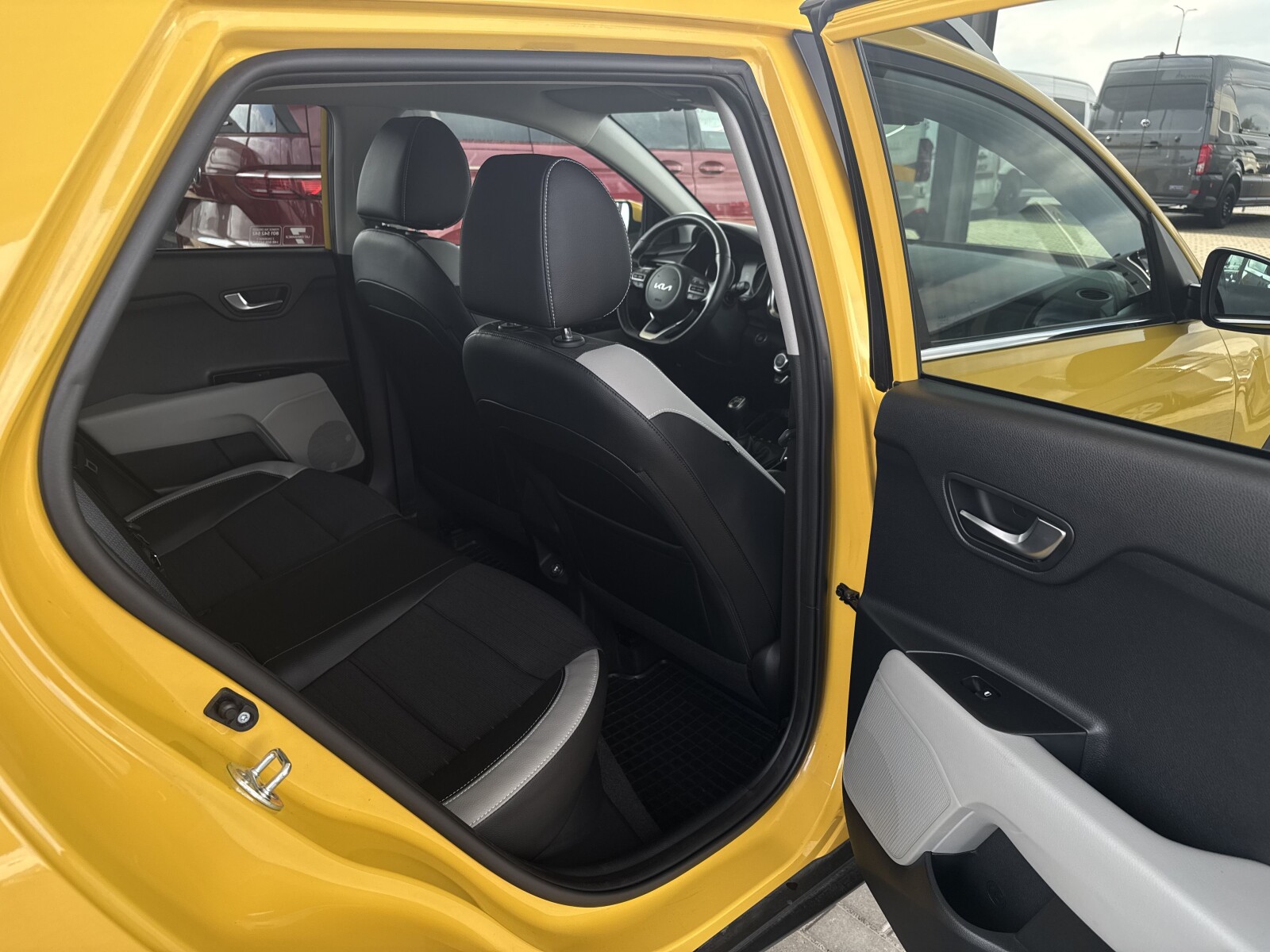 Kia Stonic - zdjęcie 26