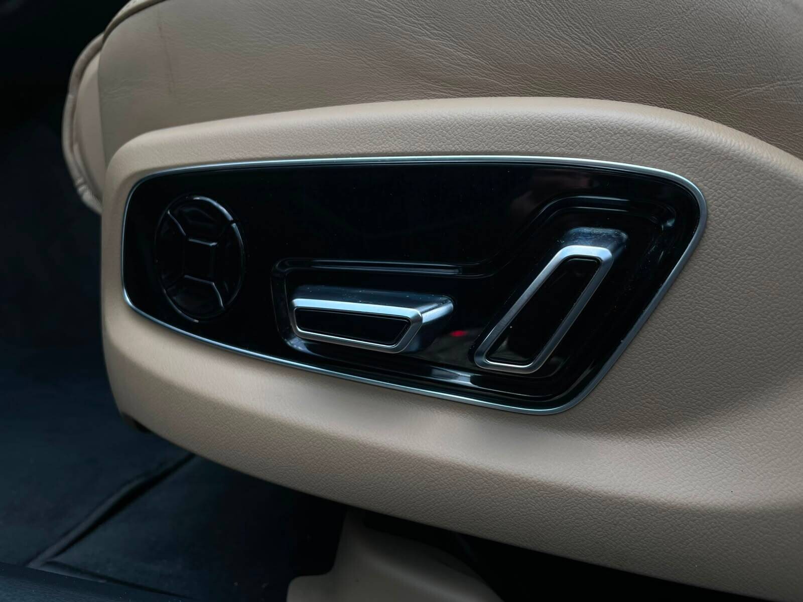 Audi A8 - zdjęcie 19