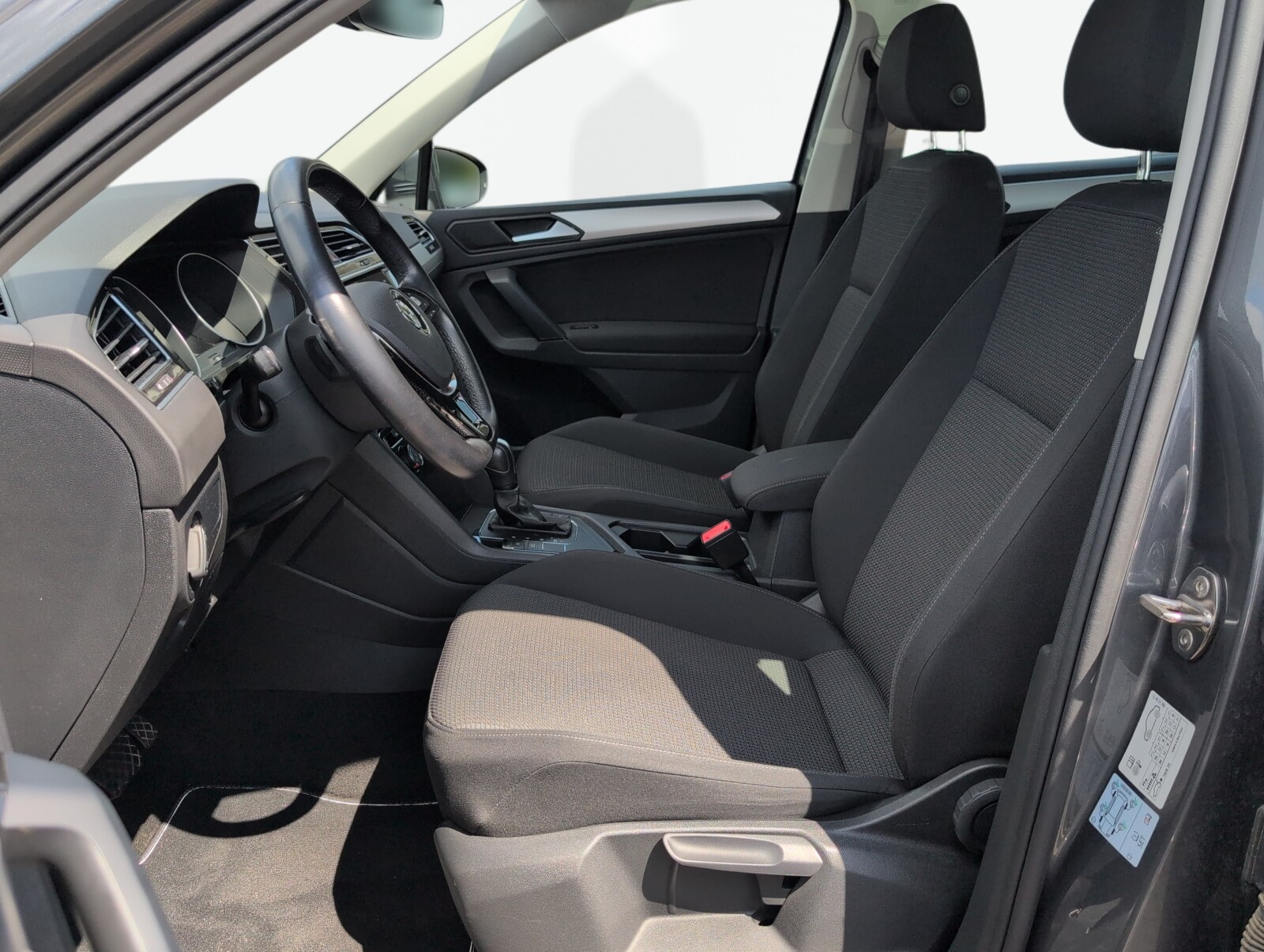 Volkswagen Tiguan - zdjęcie 16