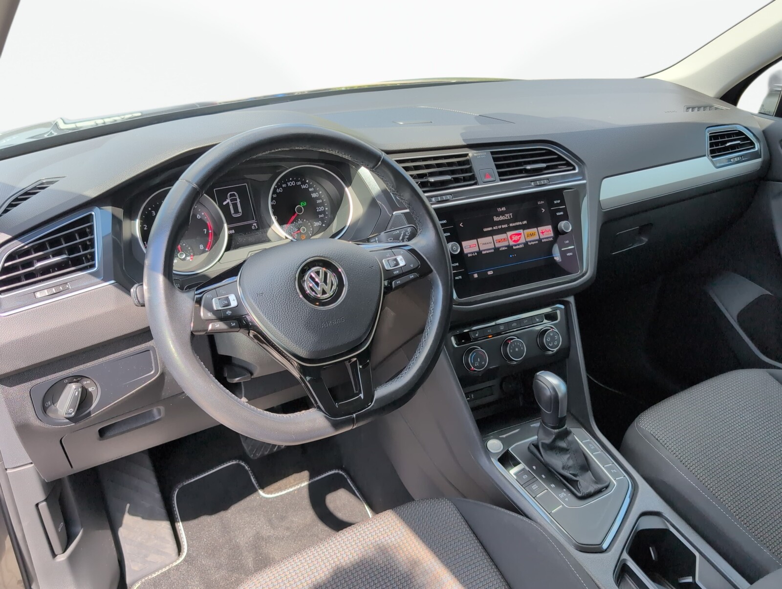 Volkswagen Tiguan - zdjęcie 19