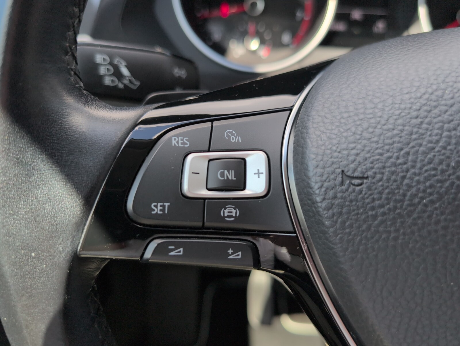 Volkswagen Tiguan - zdjęcie 21