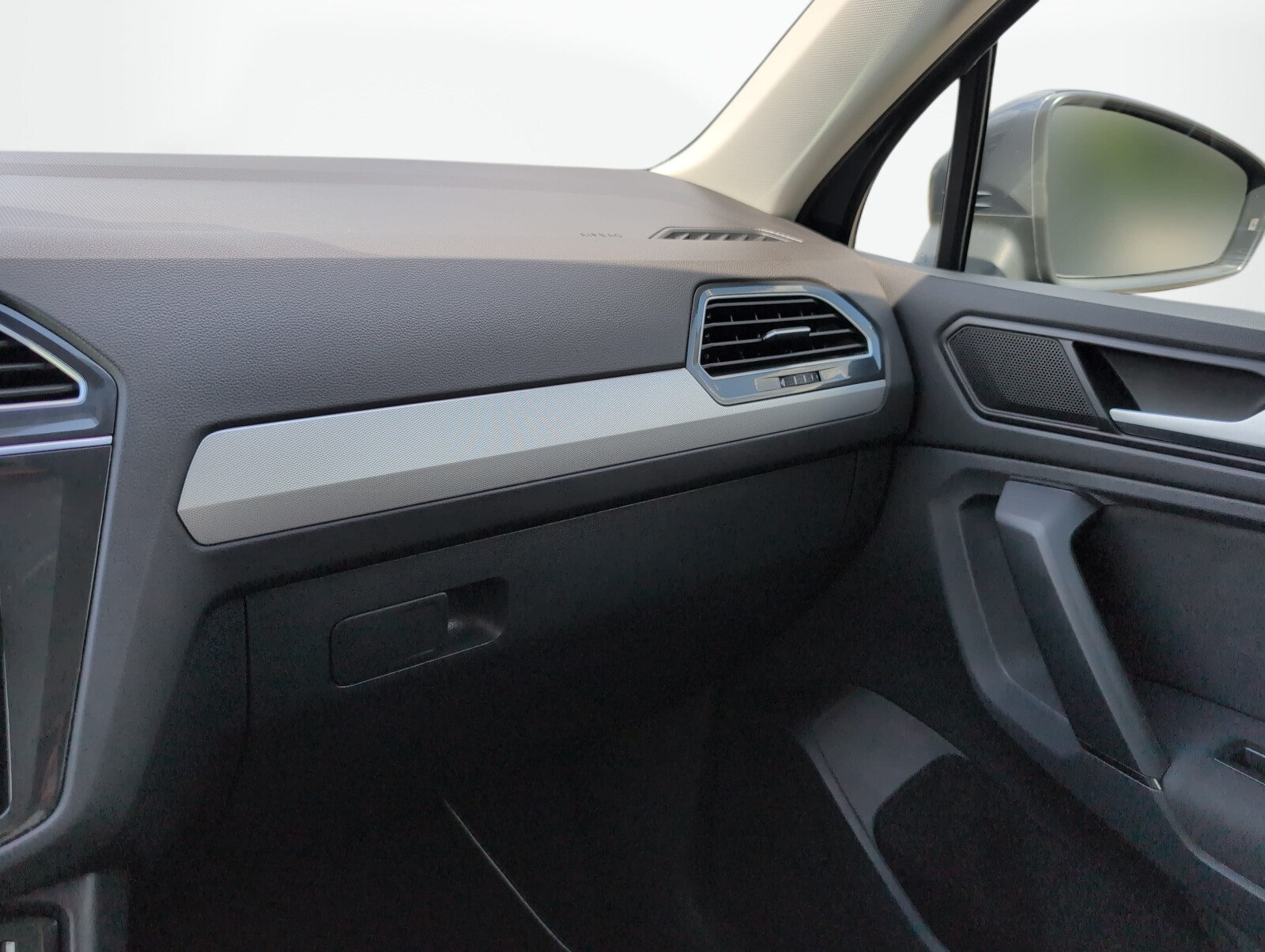Volkswagen Tiguan - zdjęcie 31