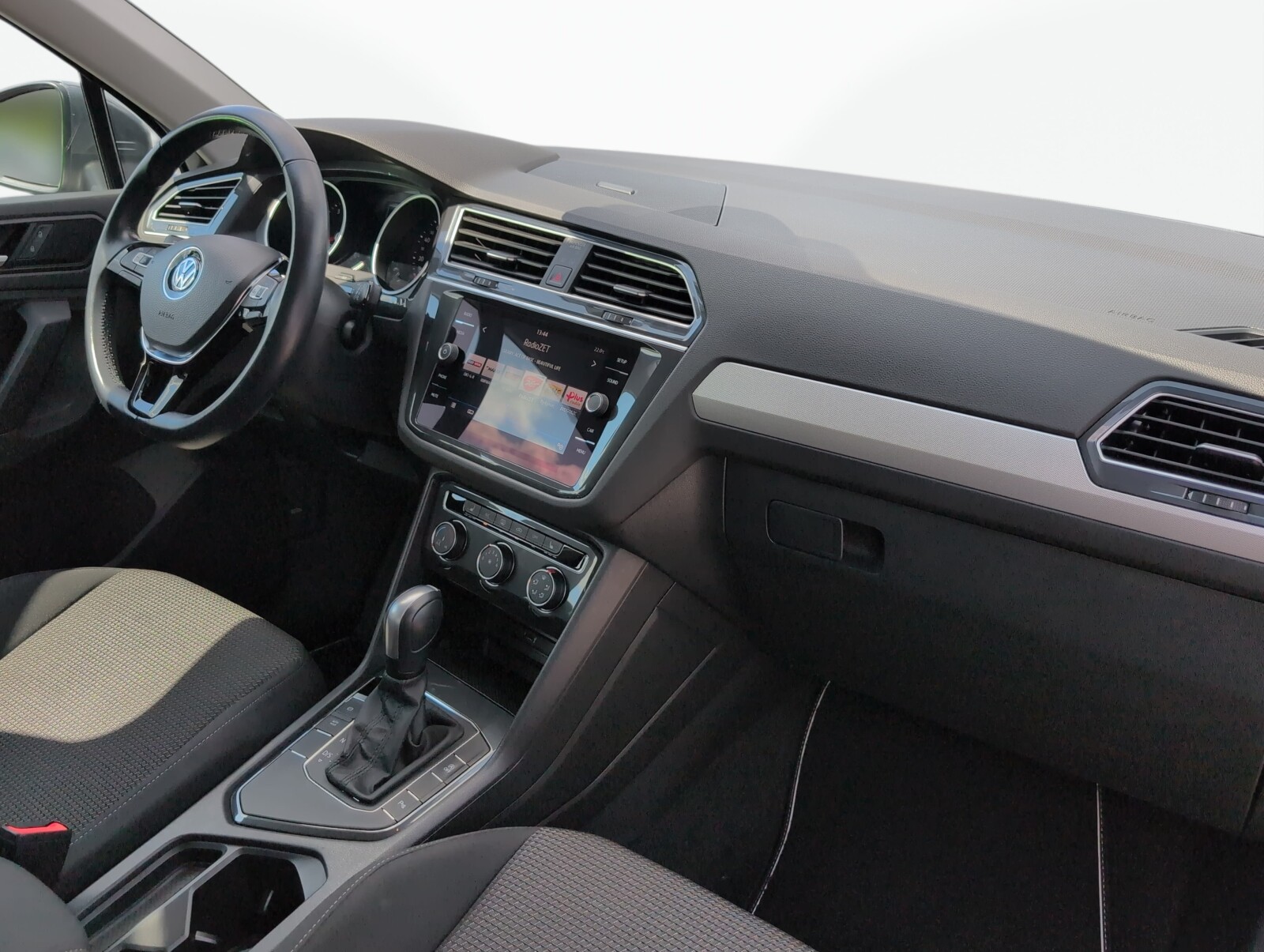 Volkswagen Tiguan - zdjęcie 17