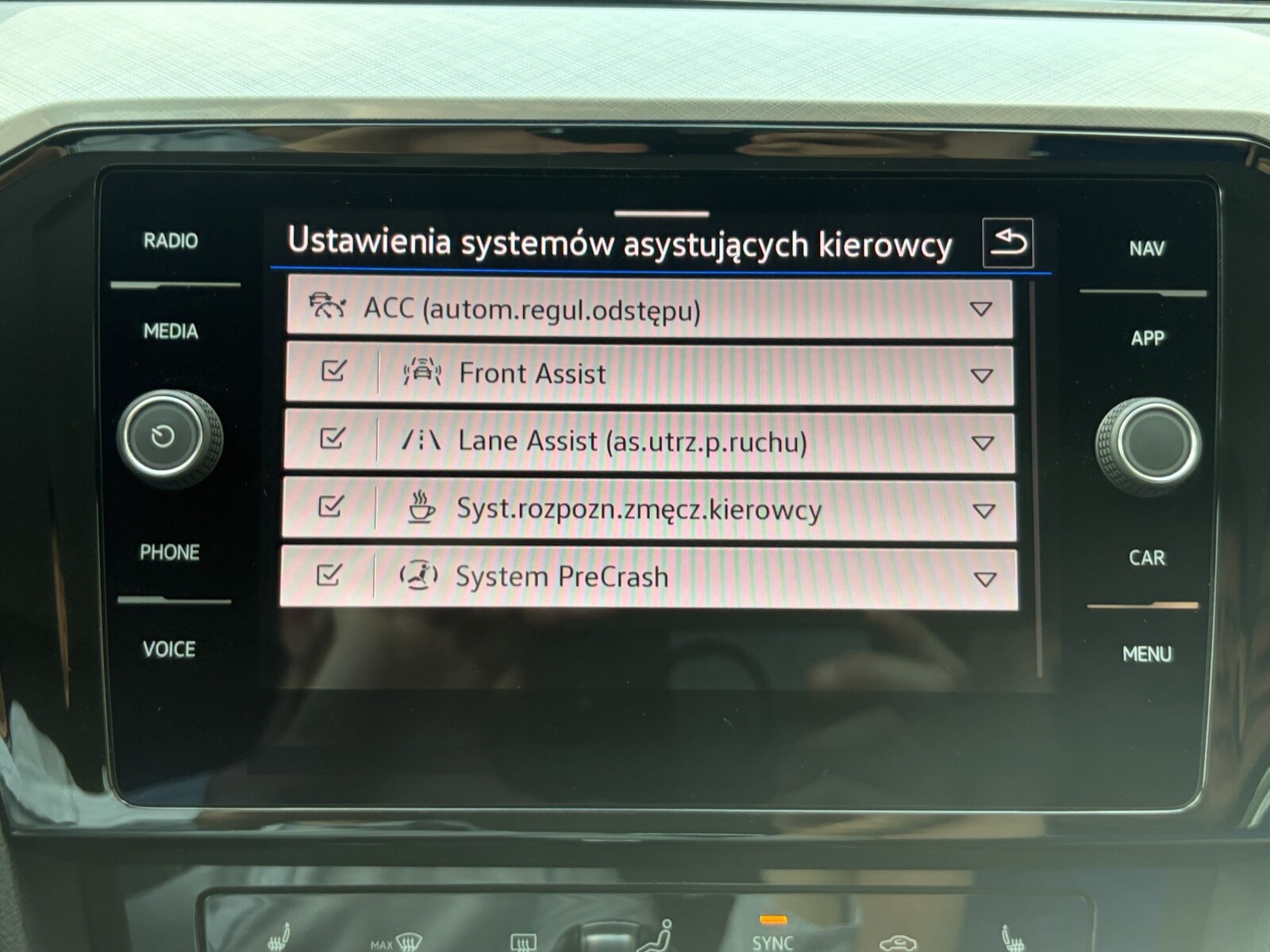 Volkswagen Passat - zdjęcie 19
