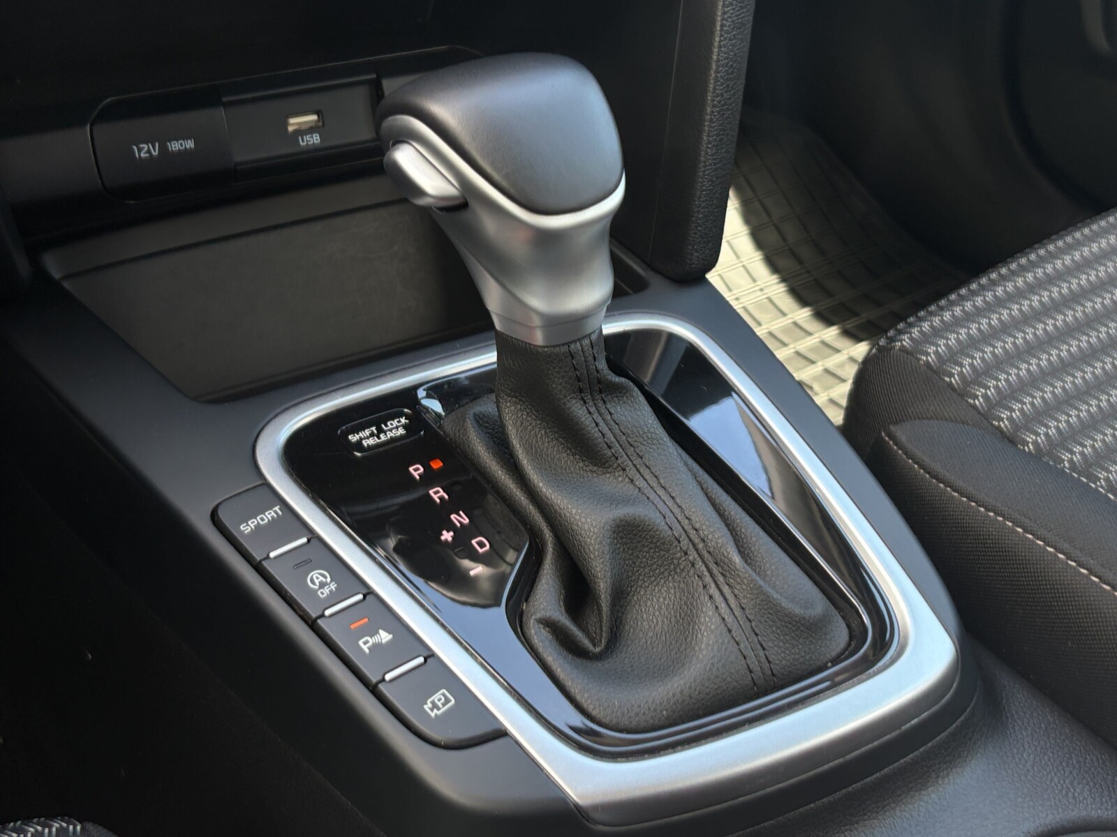 Kia Ceed - zdjęcie 21