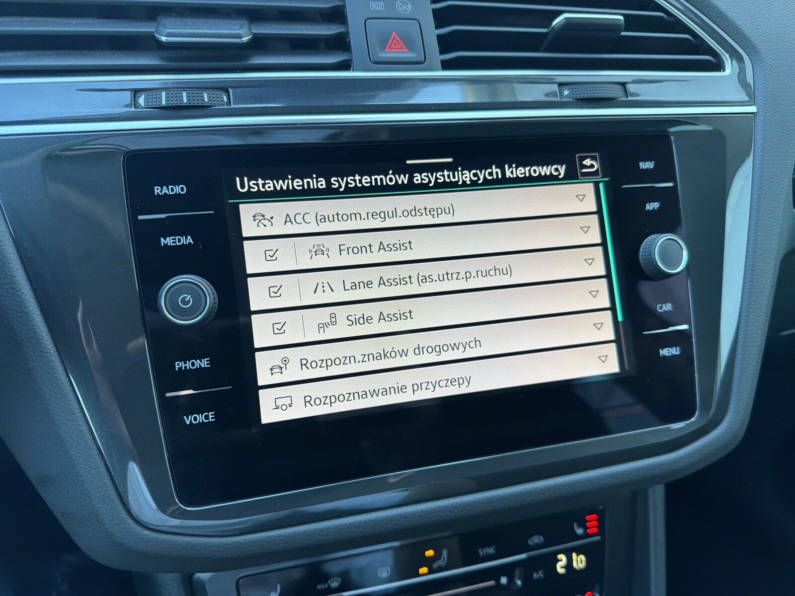 Volkswagen Tiguan - zdjęcie 25