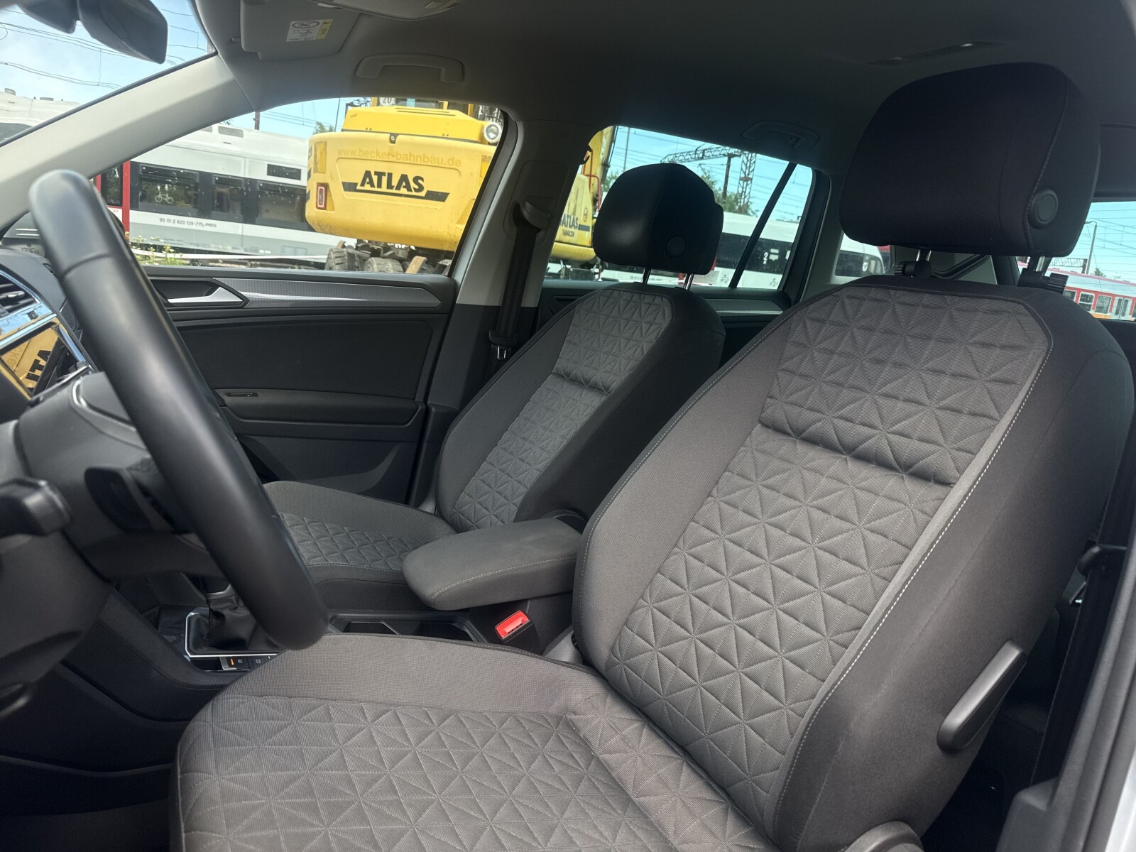 Volkswagen Tiguan - zdjęcie 11