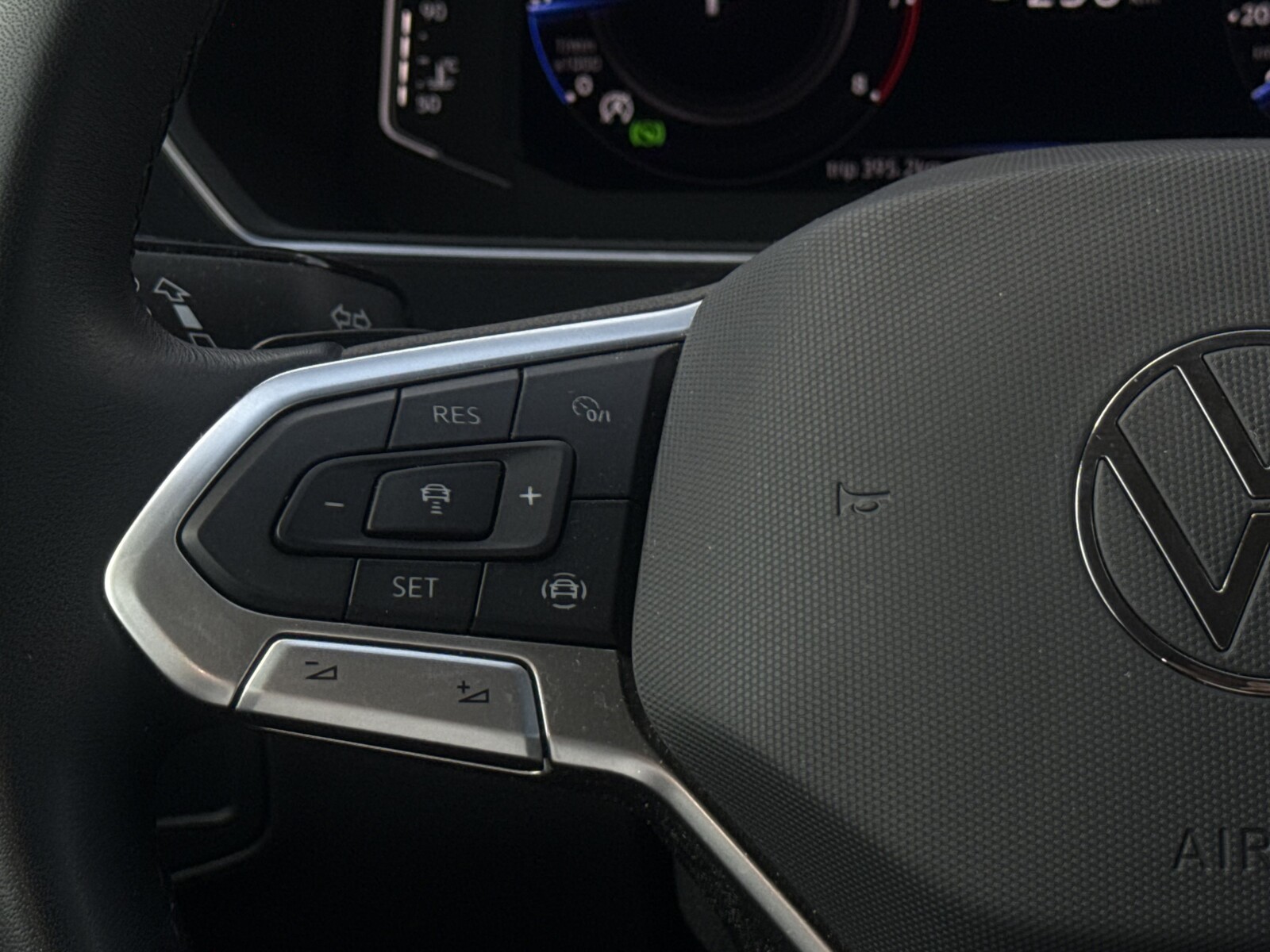 Volkswagen Tiguan - zdjęcie 14