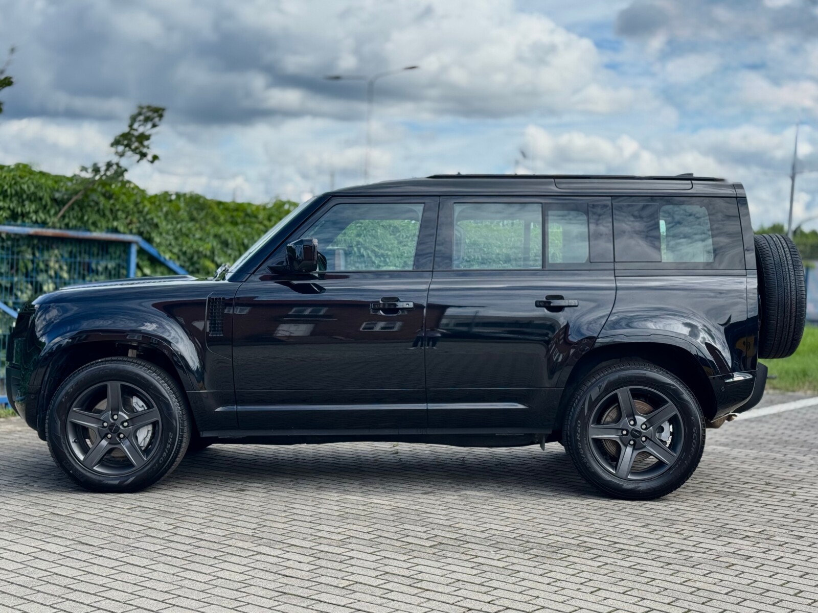 Land Rover Defender 110 - zdjęcie 3