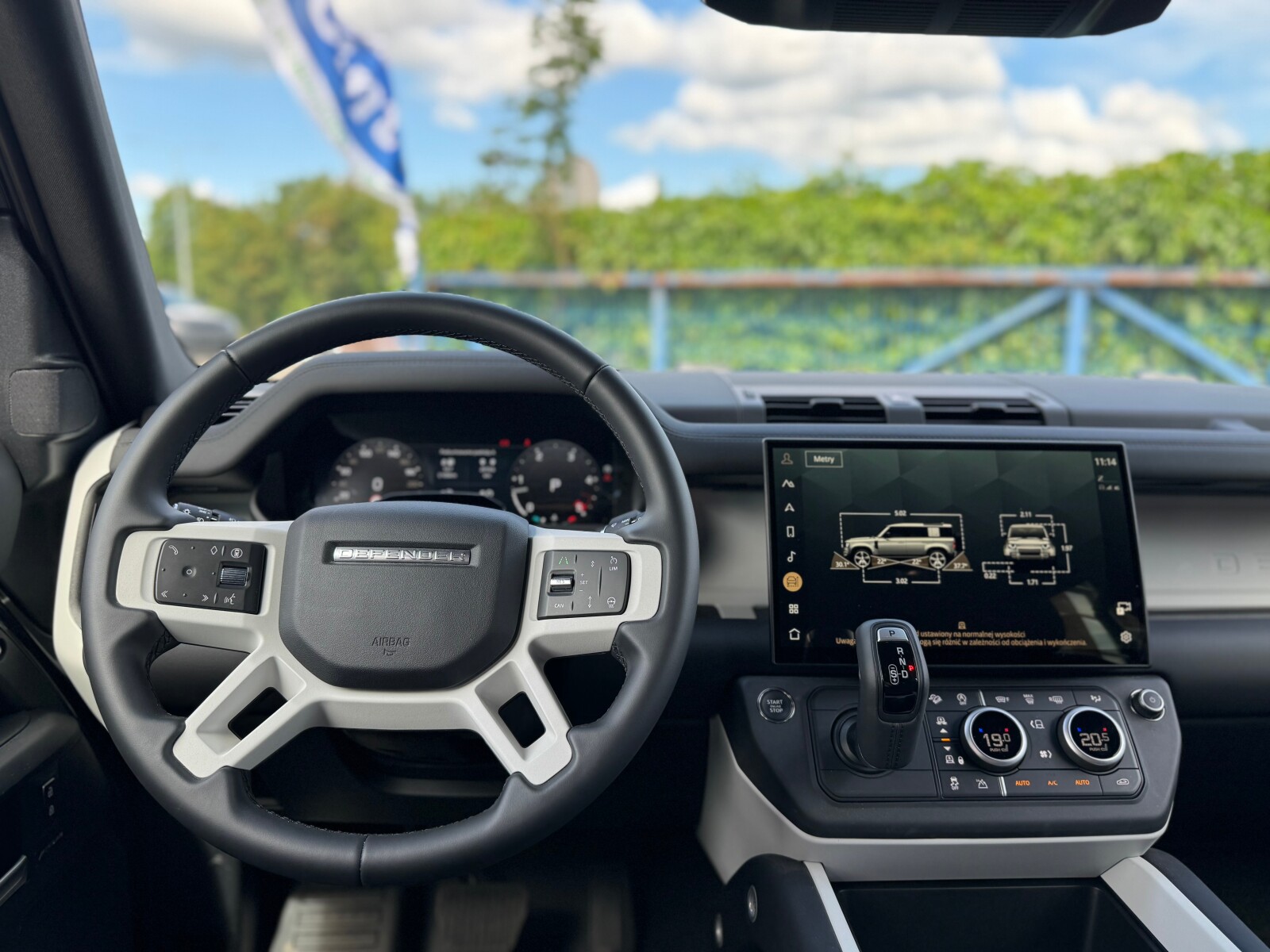 Land Rover Defender 110 - zdjęcie 22