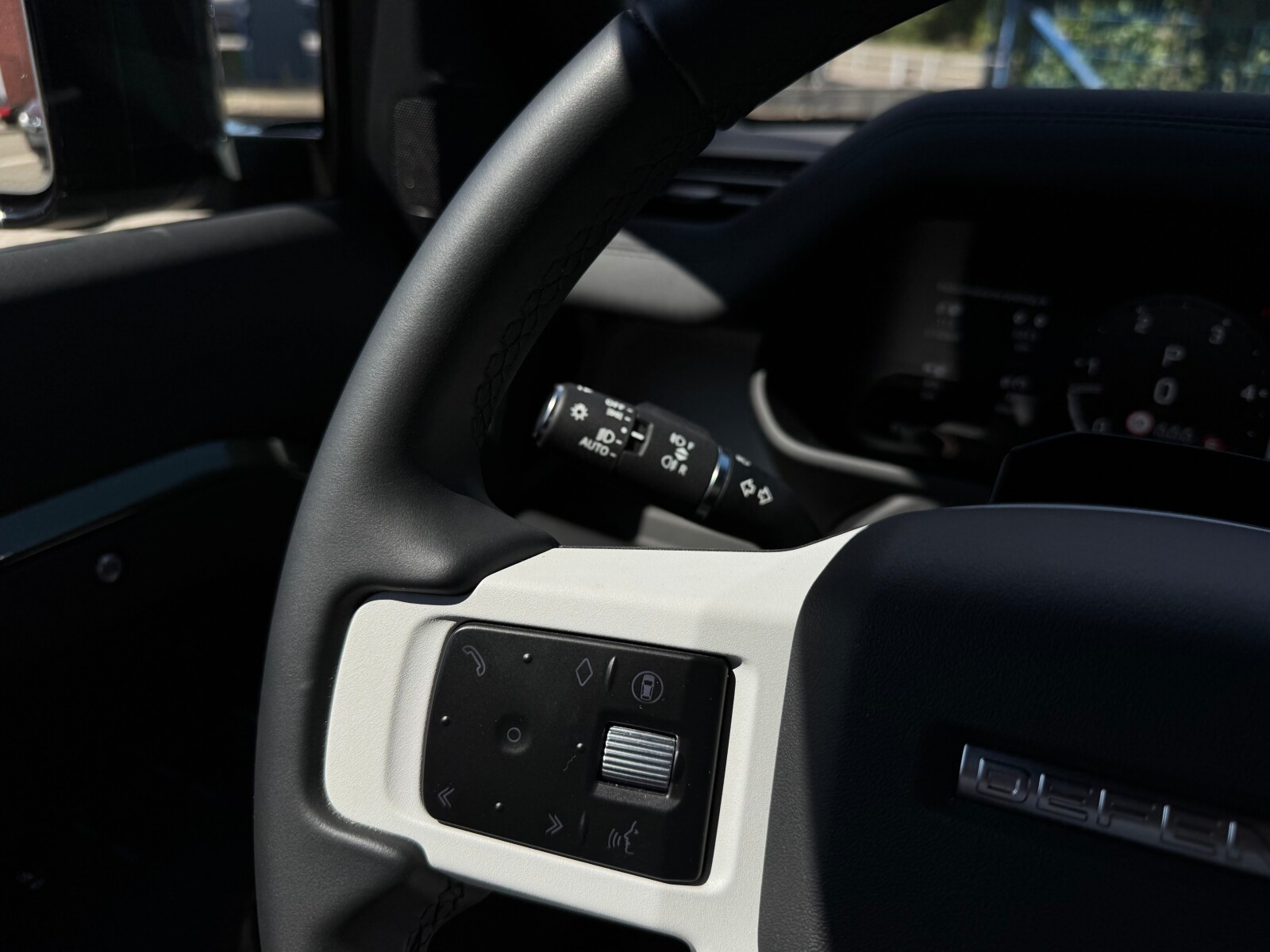 Land Rover Defender 110 - zdjęcie 9