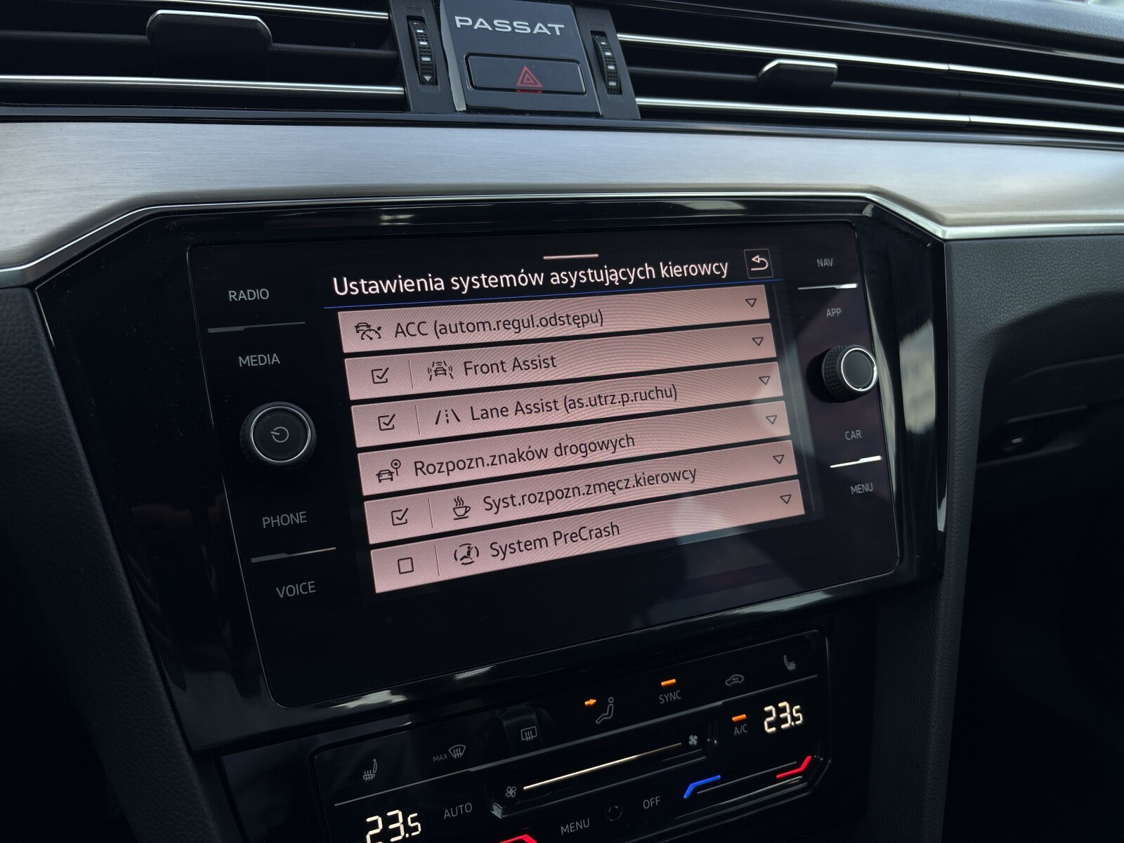 Volkswagen Passat - zdjęcie 19