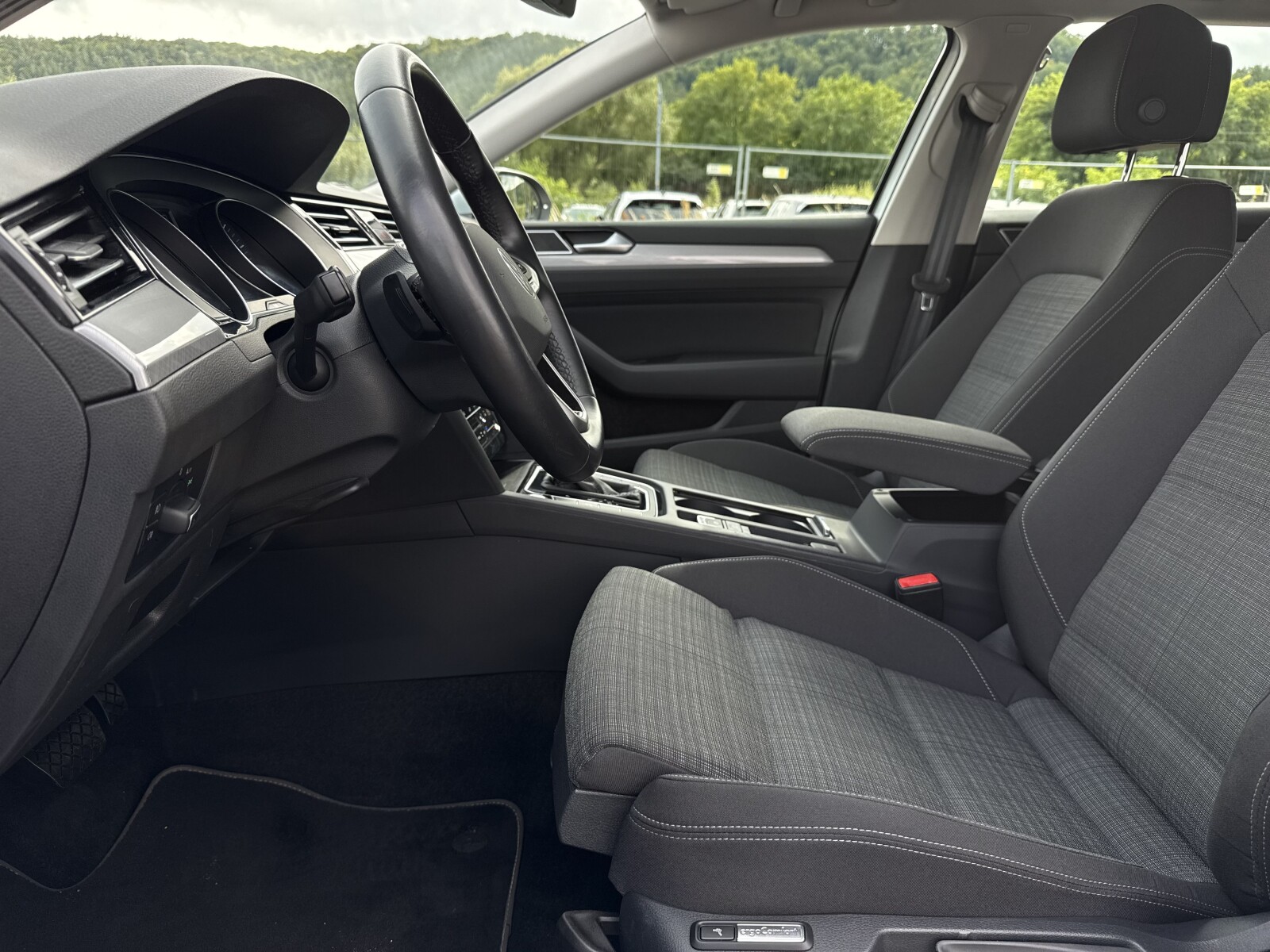 Volkswagen Passat - zdjęcie 11