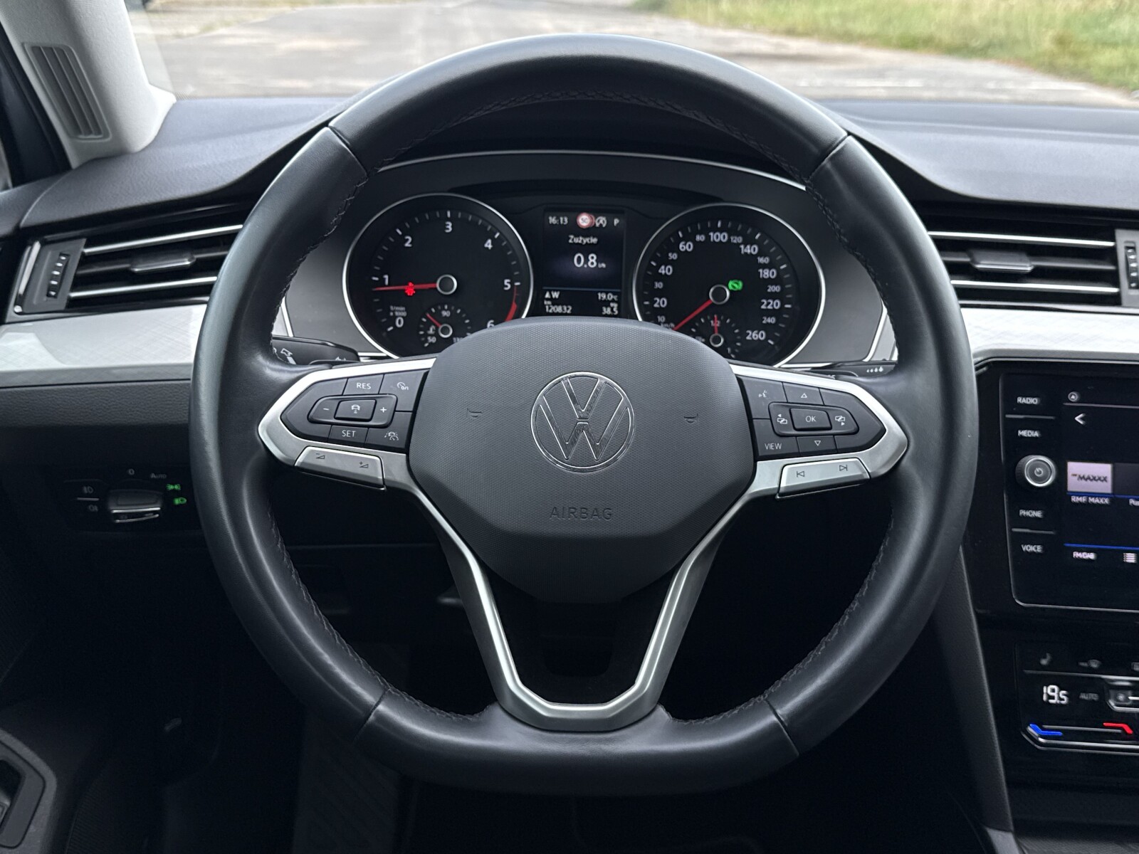 Volkswagen Passat - zdjęcie 16