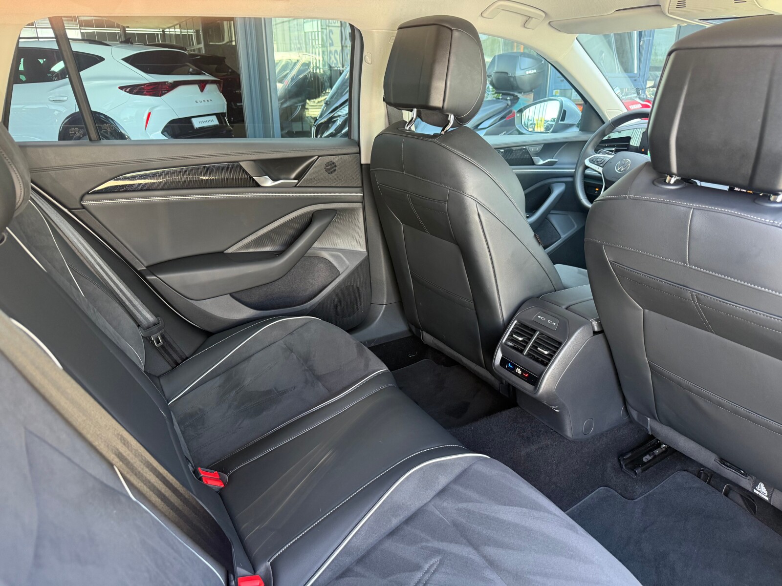 Volkswagen Passat Variant - zdjęcie 14