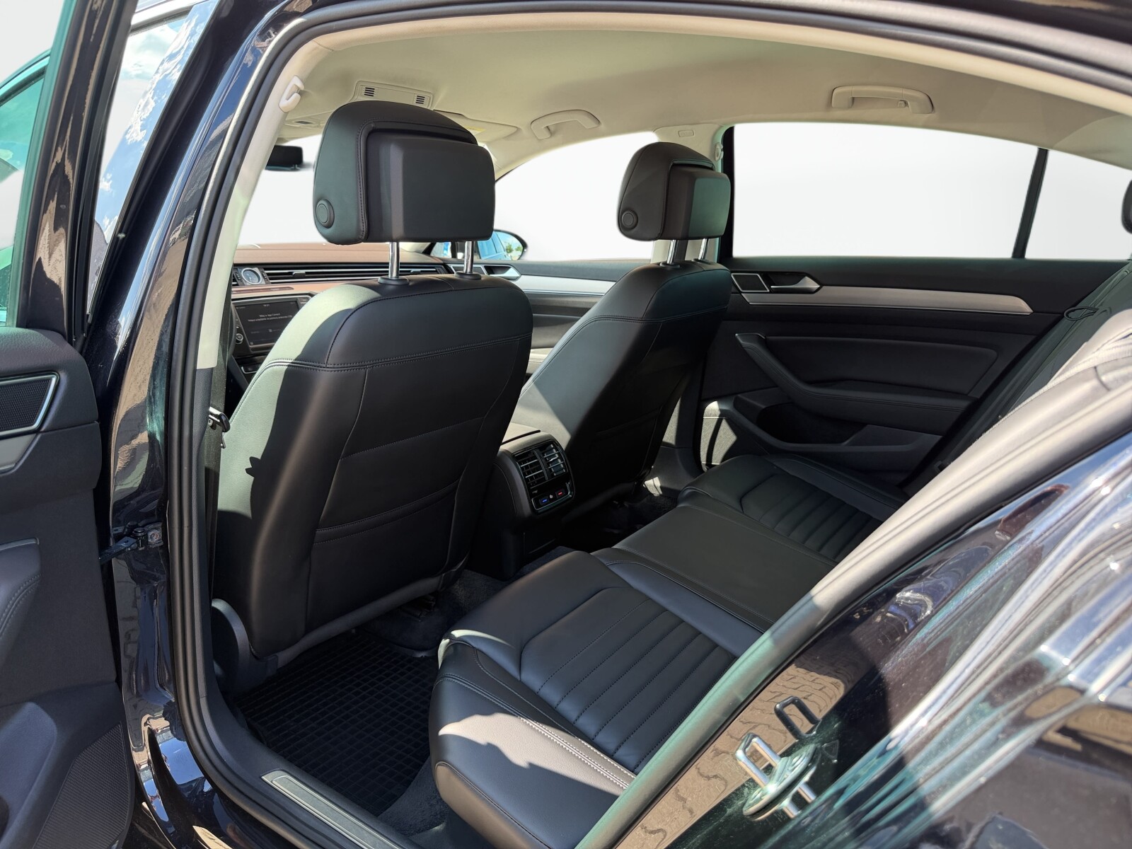 Volkswagen Passat - zdjęcie 33