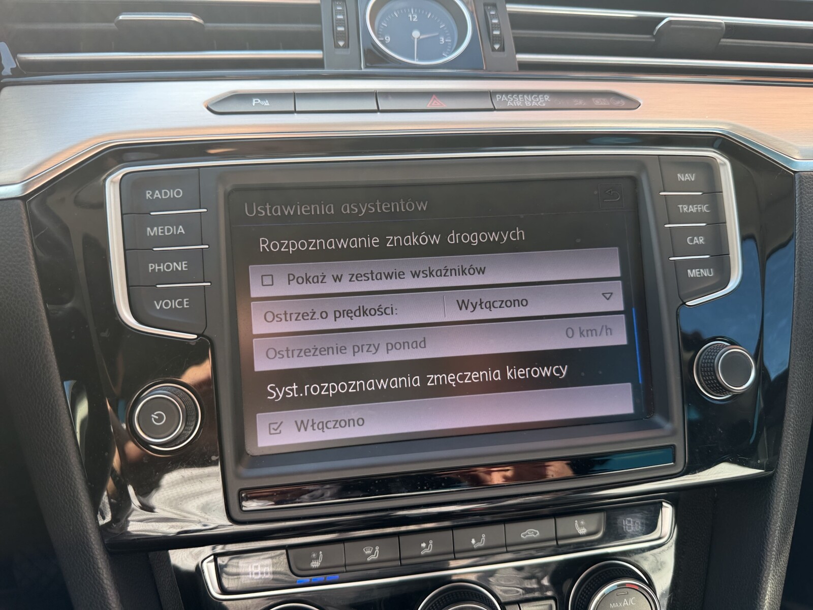 Volkswagen Passat - zdjęcie 28