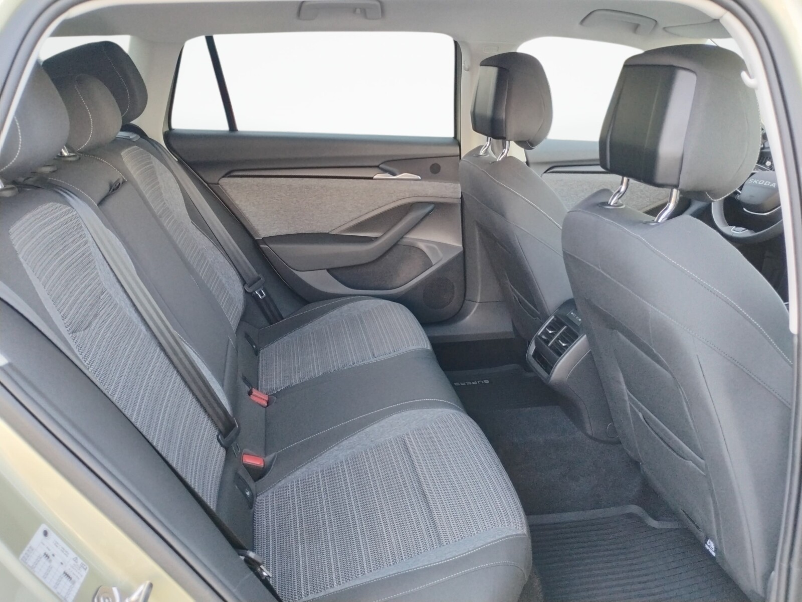 Škoda Superb Combi - zdjęcie 16