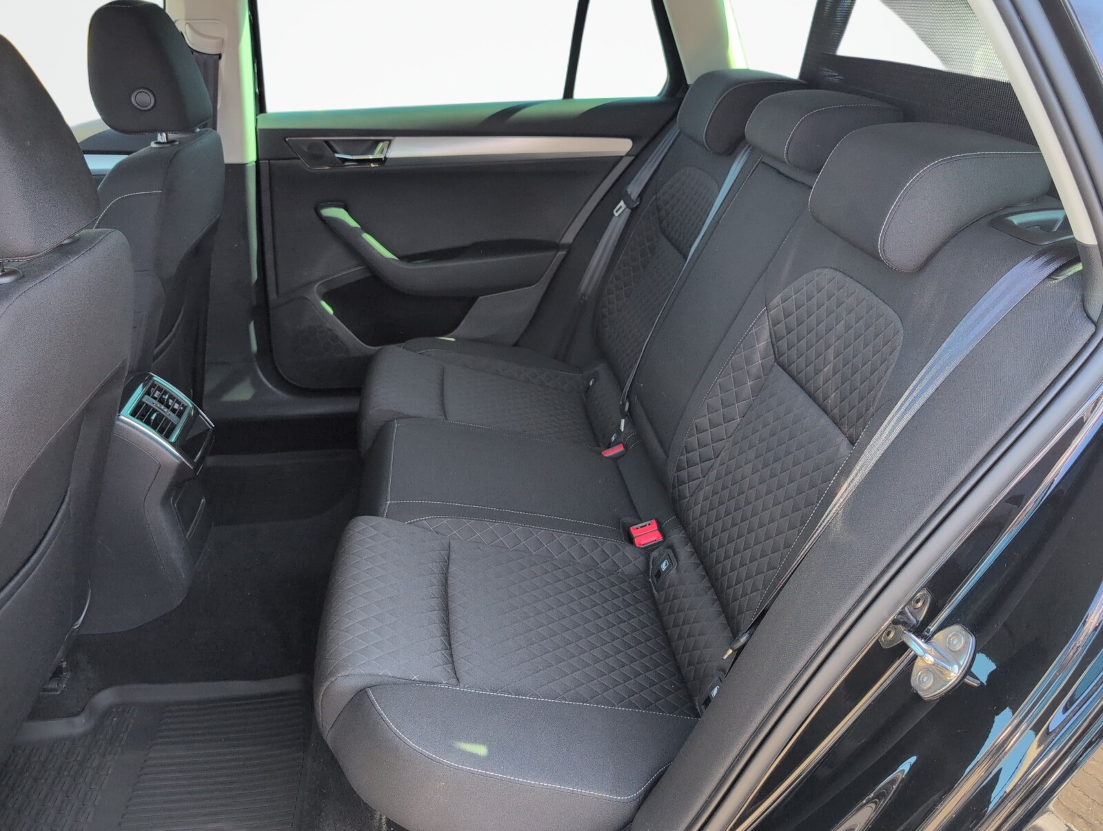 Škoda Superb Combi - zdjęcie 12