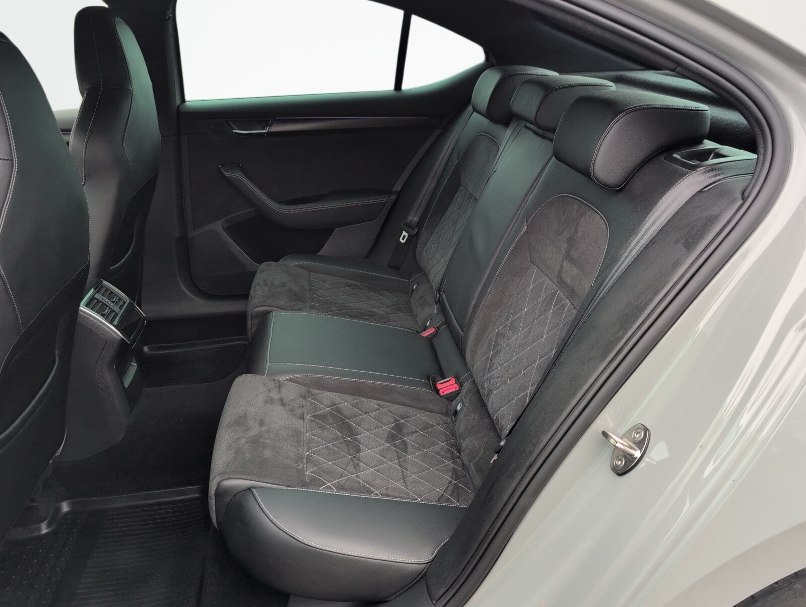 Škoda Superb - zdjęcie 11