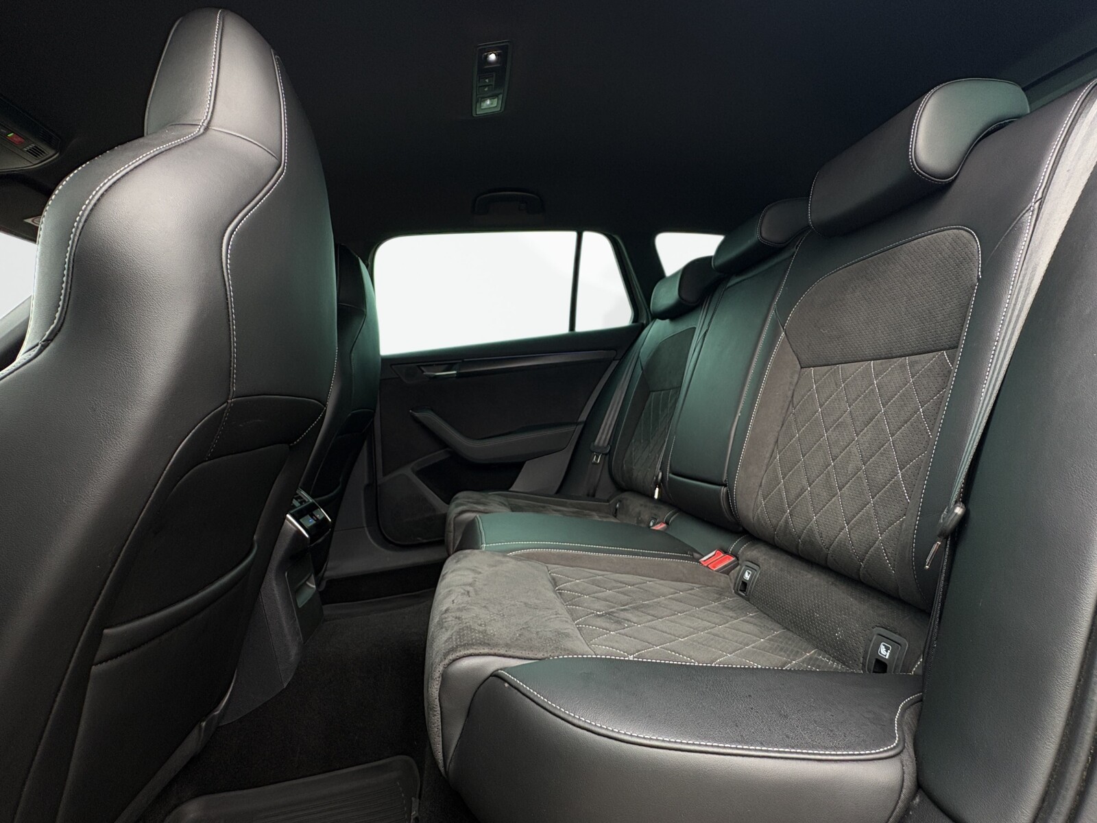 Škoda Superb Combi - zdjęcie 21