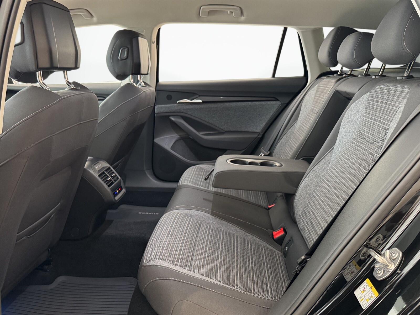 Škoda Superb Combi - zdjęcie 13