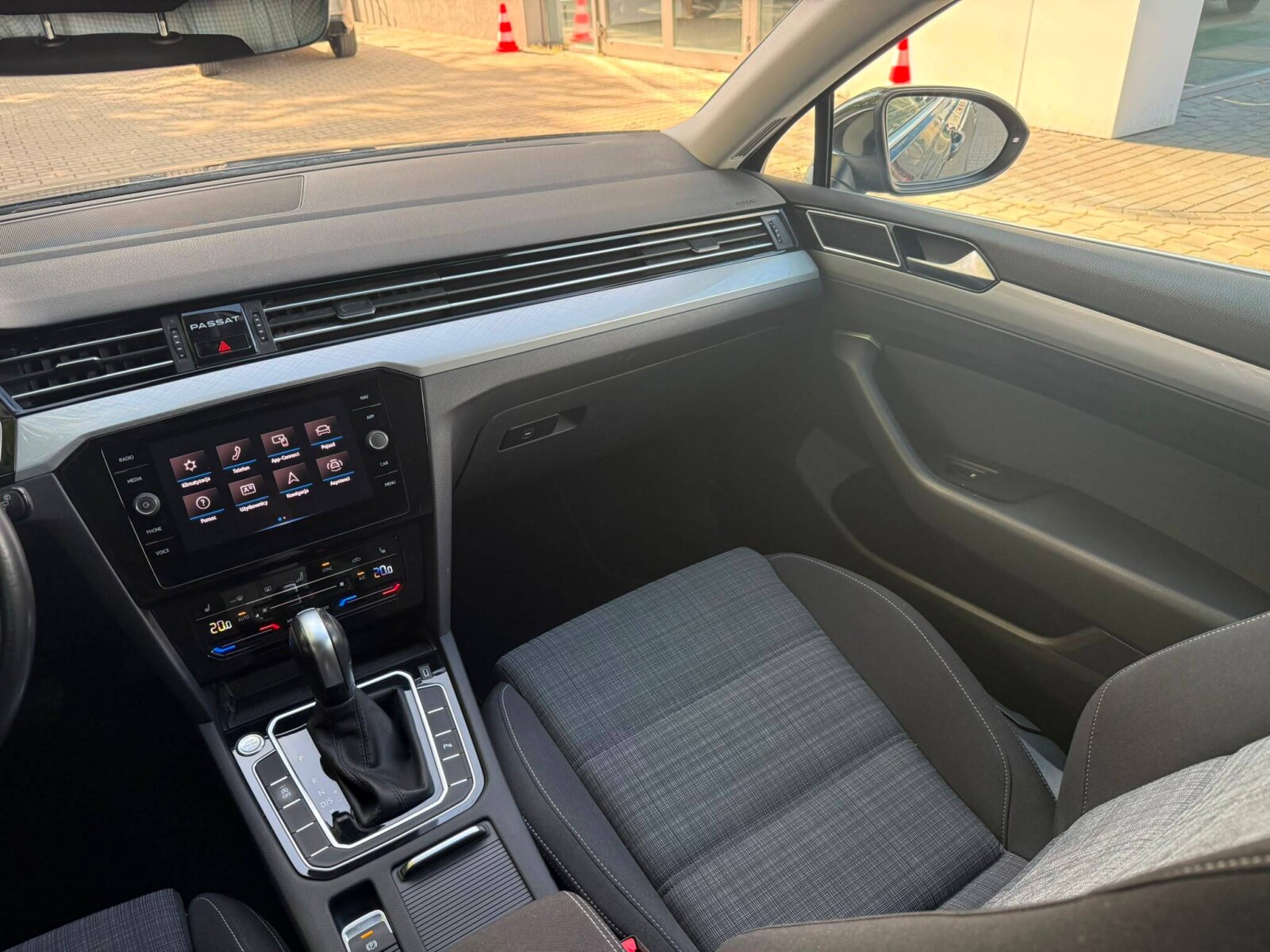 Volkswagen Passat - zdjęcie 17