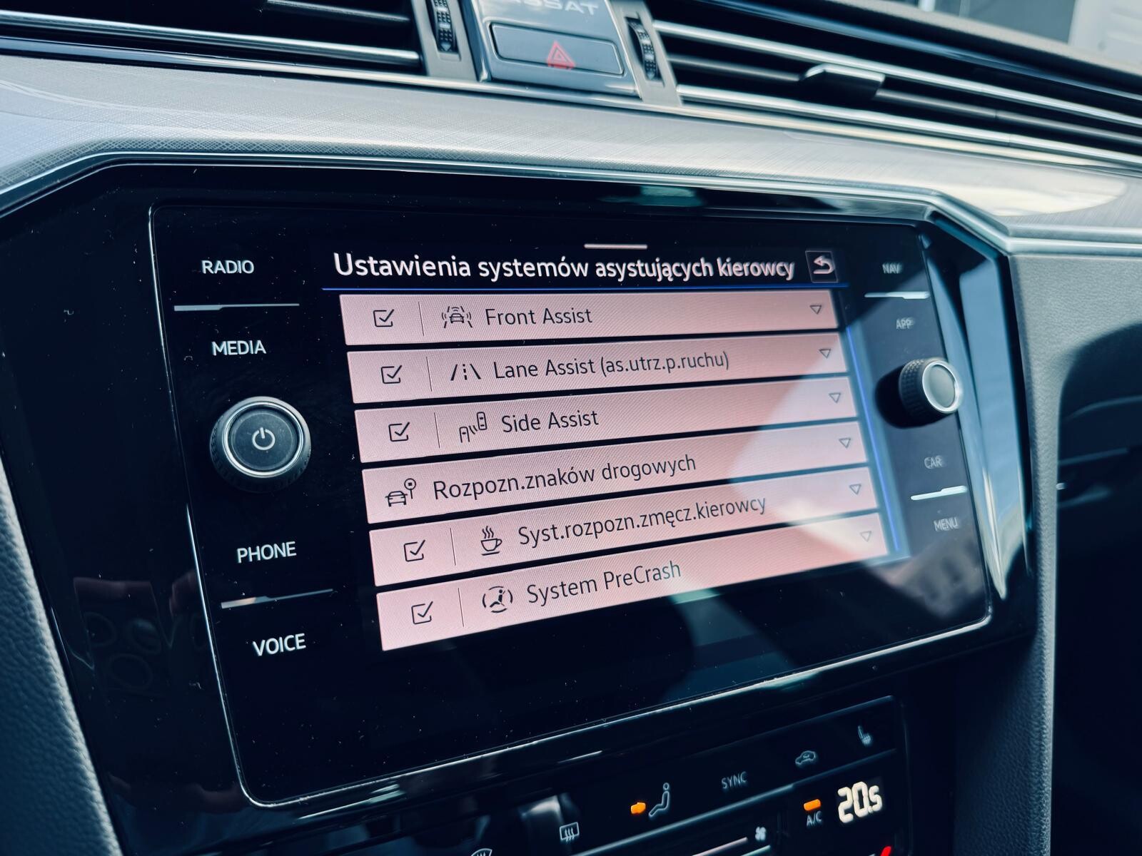 Volkswagen Passat - zdjęcie 28