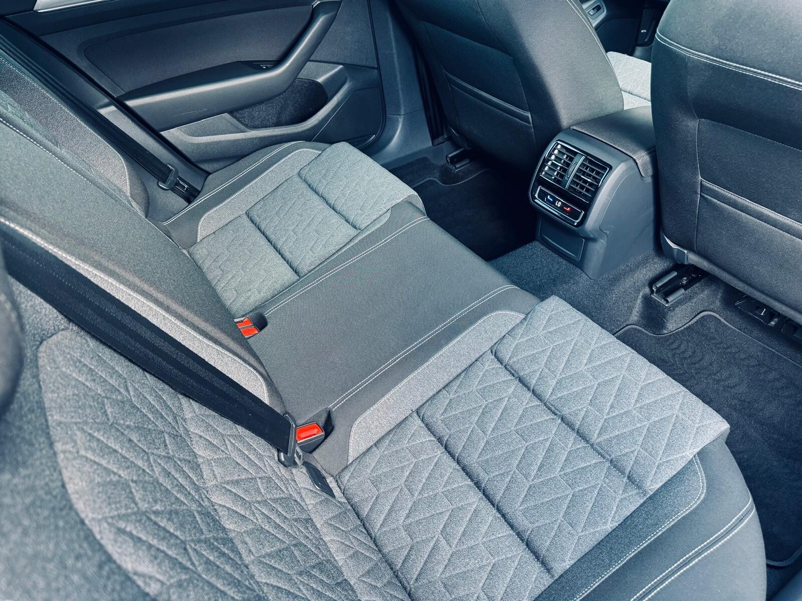 Volkswagen Passat - zdjęcie 18