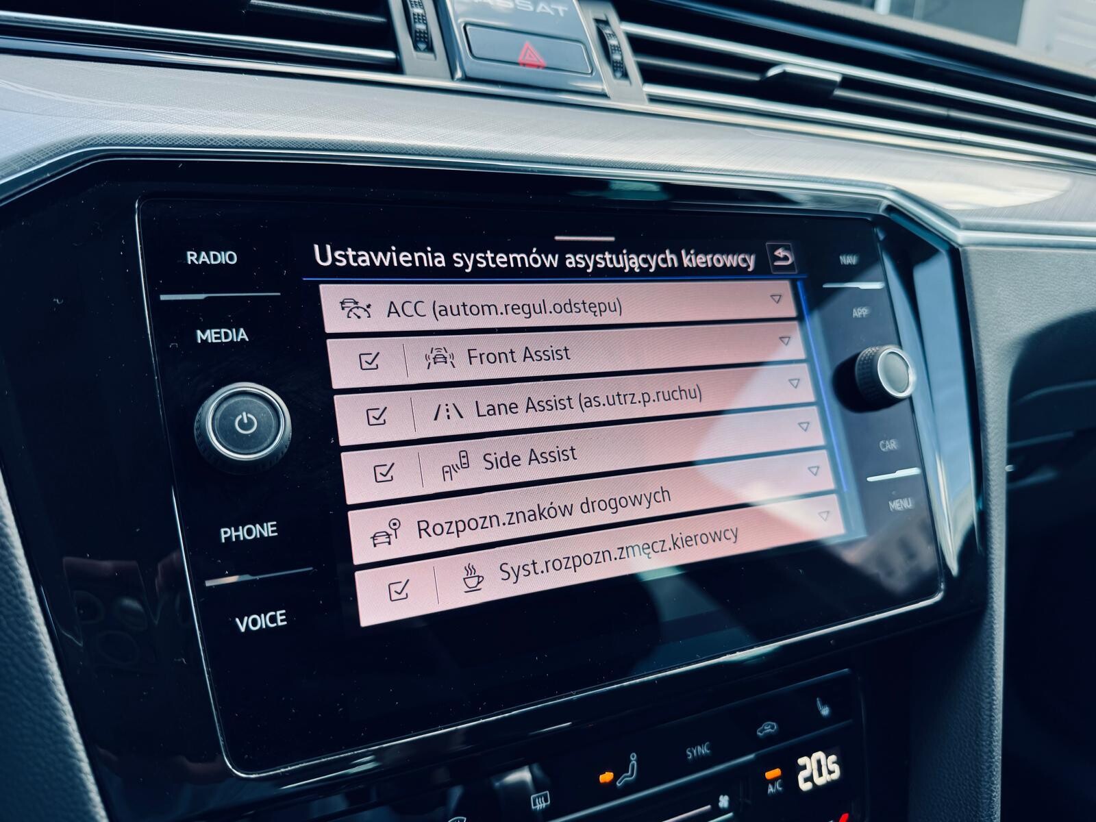 Volkswagen Passat - zdjęcie 27