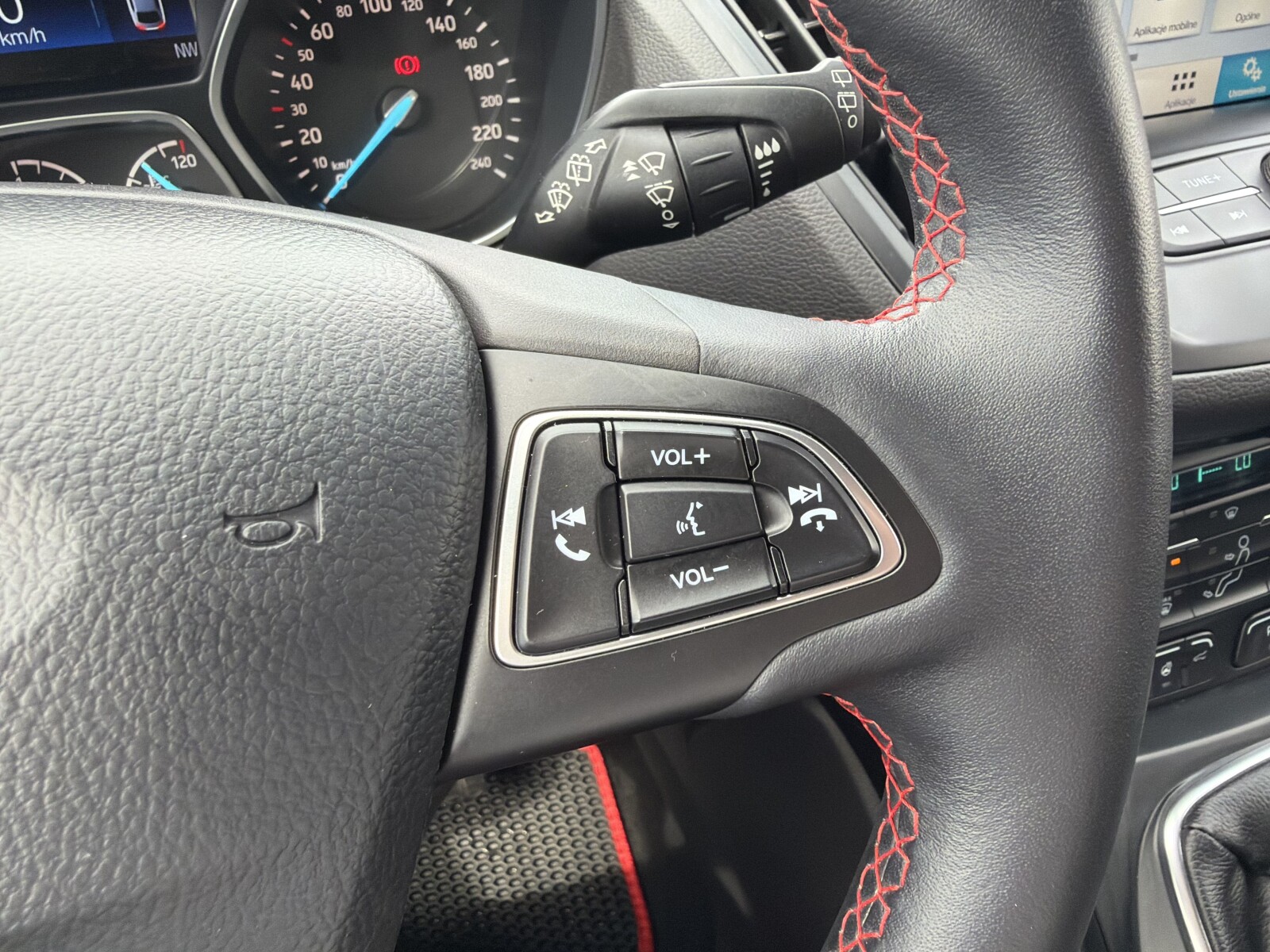 Ford Kuga - zdjęcie 24