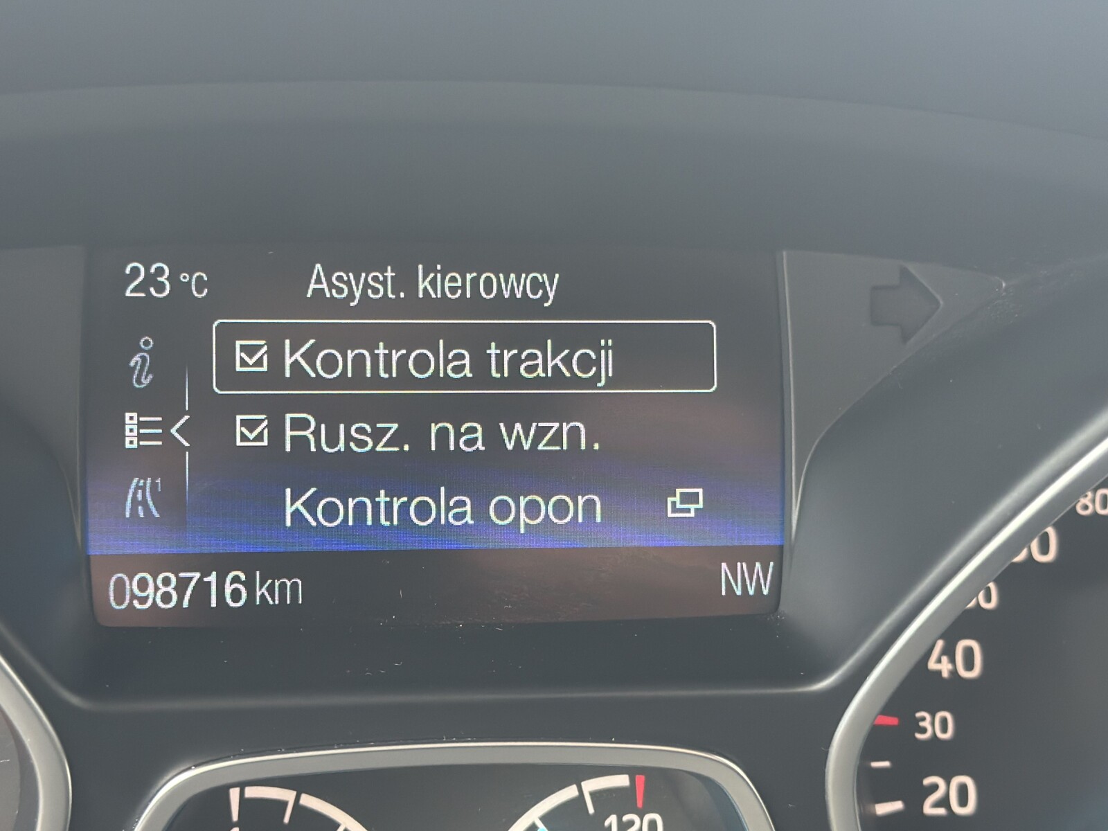 Ford Kuga - zdjęcie 32