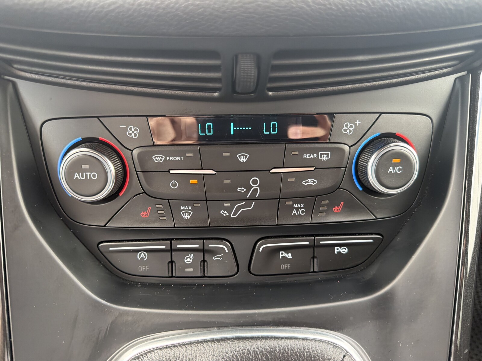 Ford Kuga - zdjęcie 25