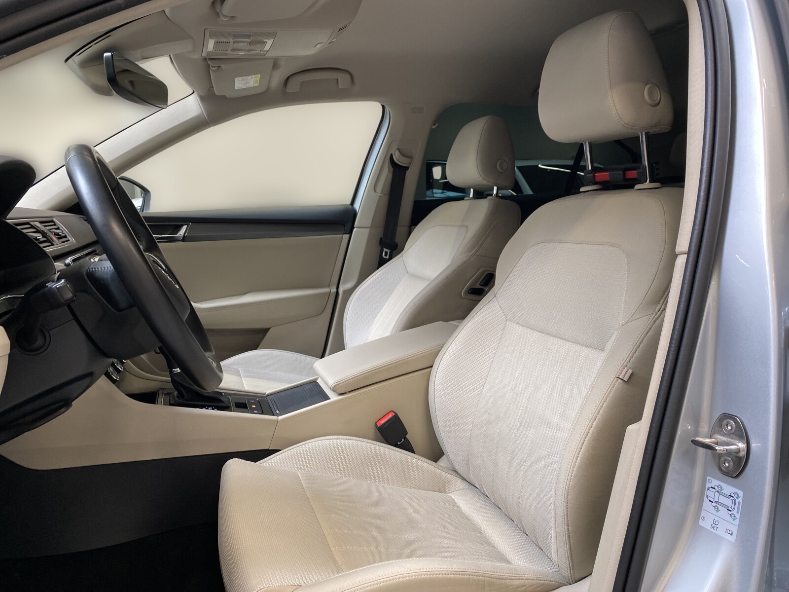 Škoda Superb - zdjęcie 11