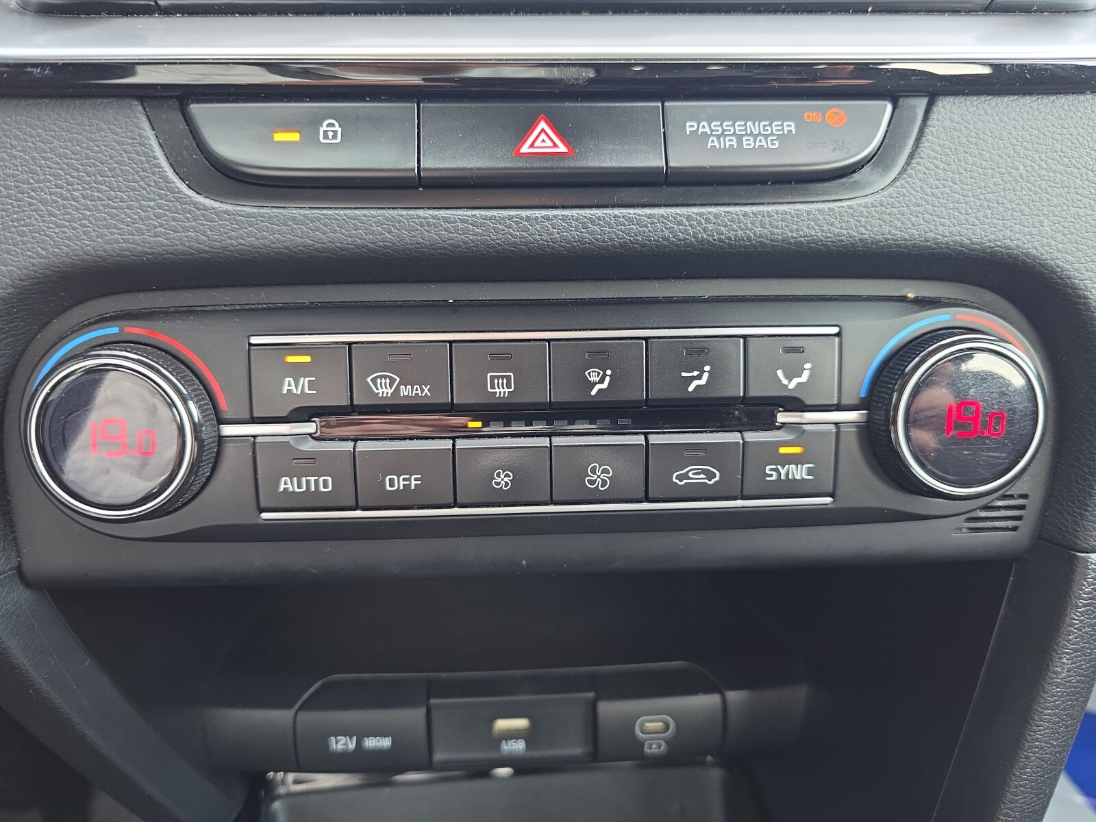 Kia Ceed - zdjęcie 24