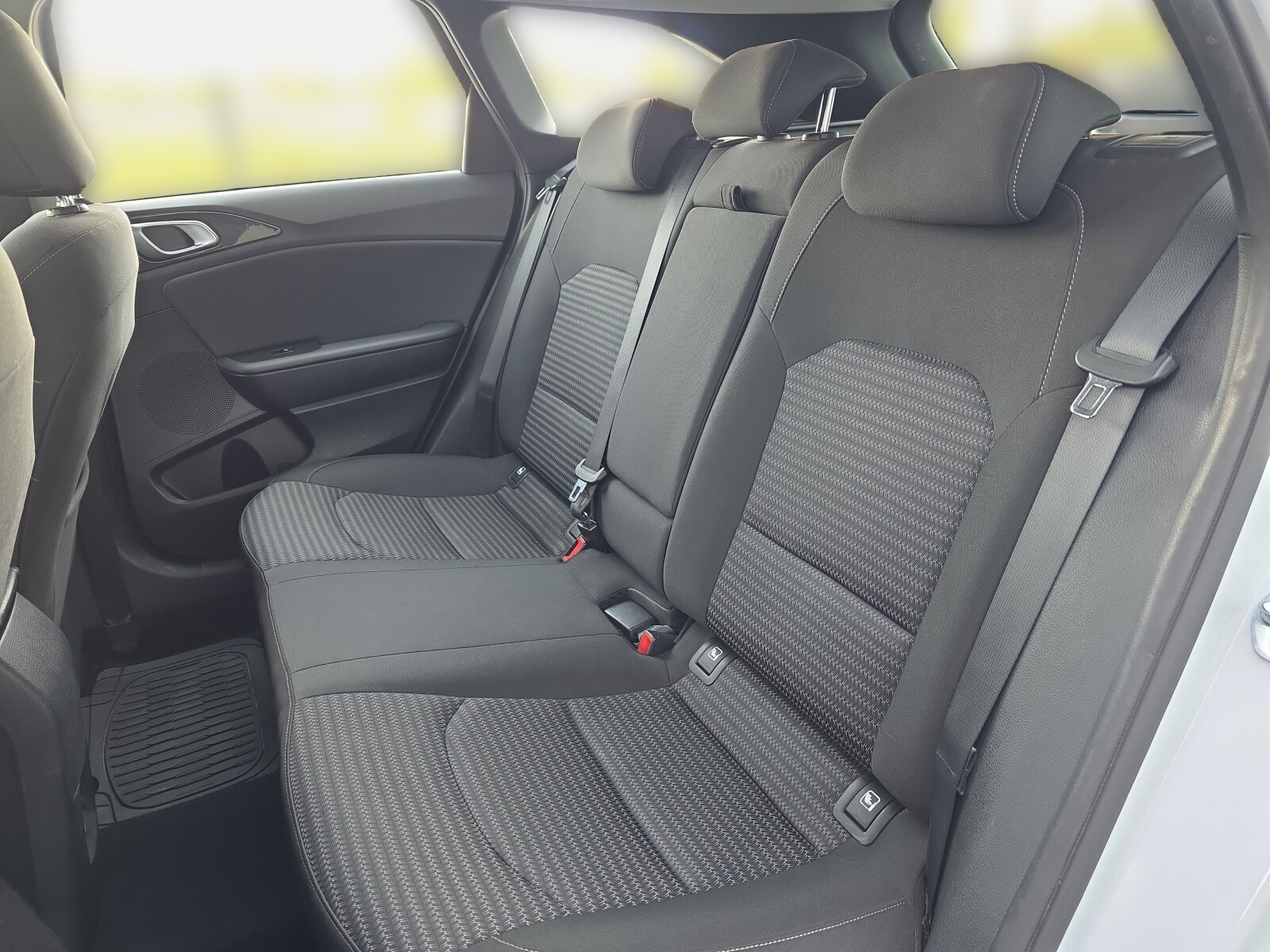 Kia Ceed - zdjęcie 27