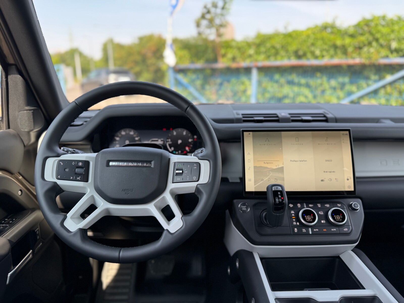 Land Rover Defender 110 - zdjęcie 27