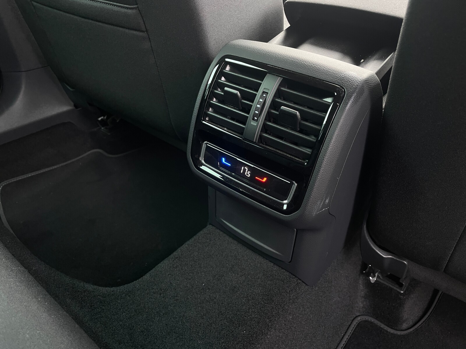Volkswagen Passat Variant - zdjęcie 16