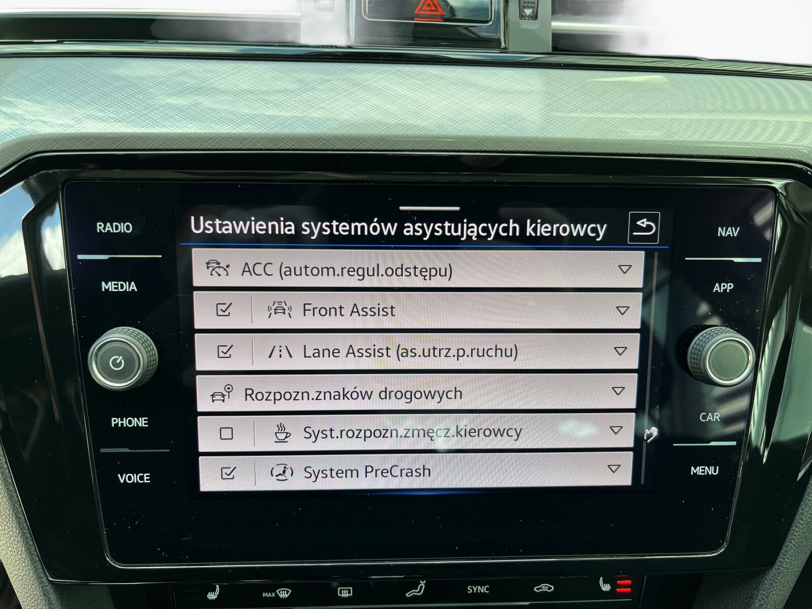 Volkswagen Passat Variant - zdjęcie 34