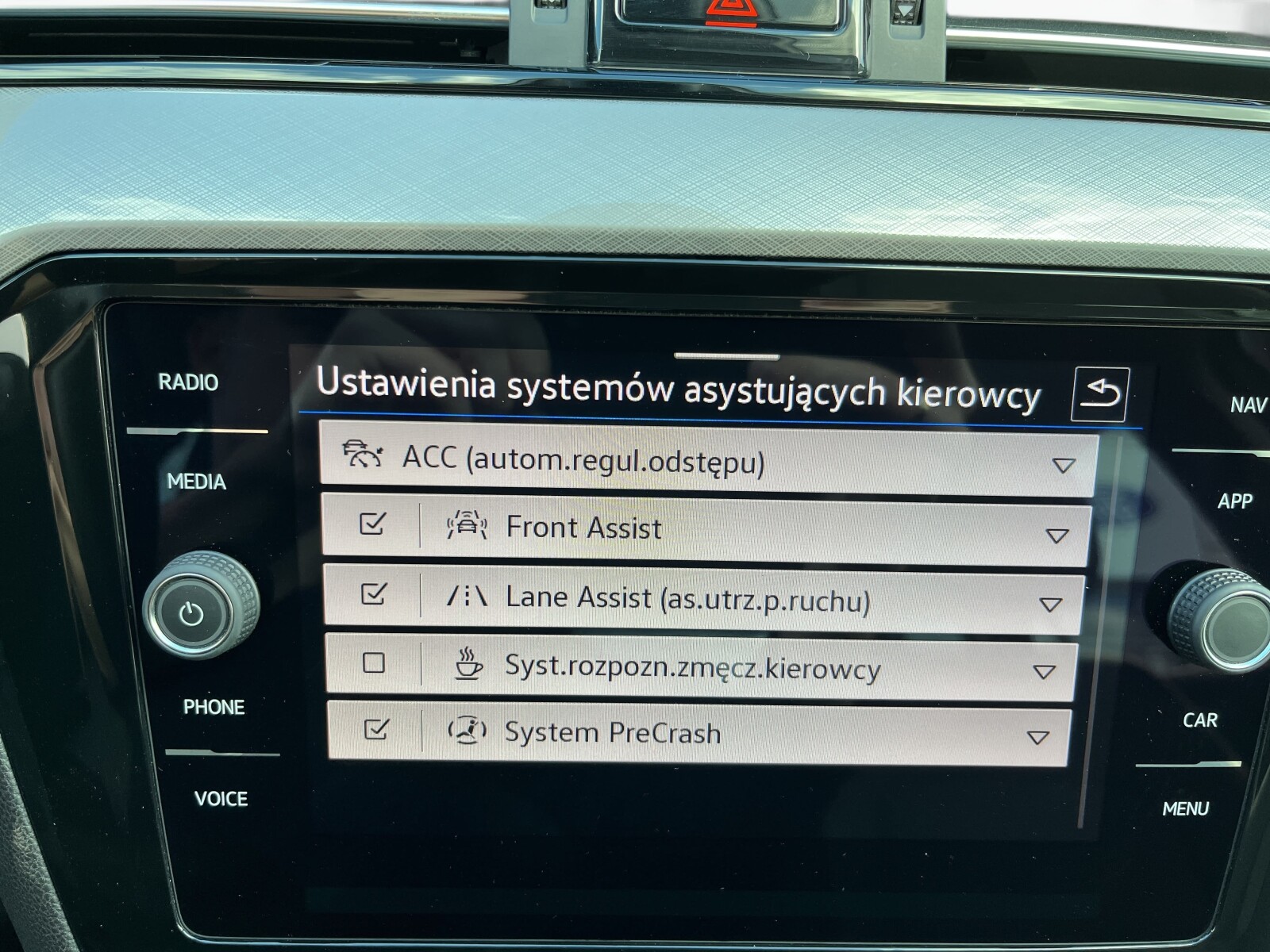 Volkswagen Passat Variant - zdjęcie 32