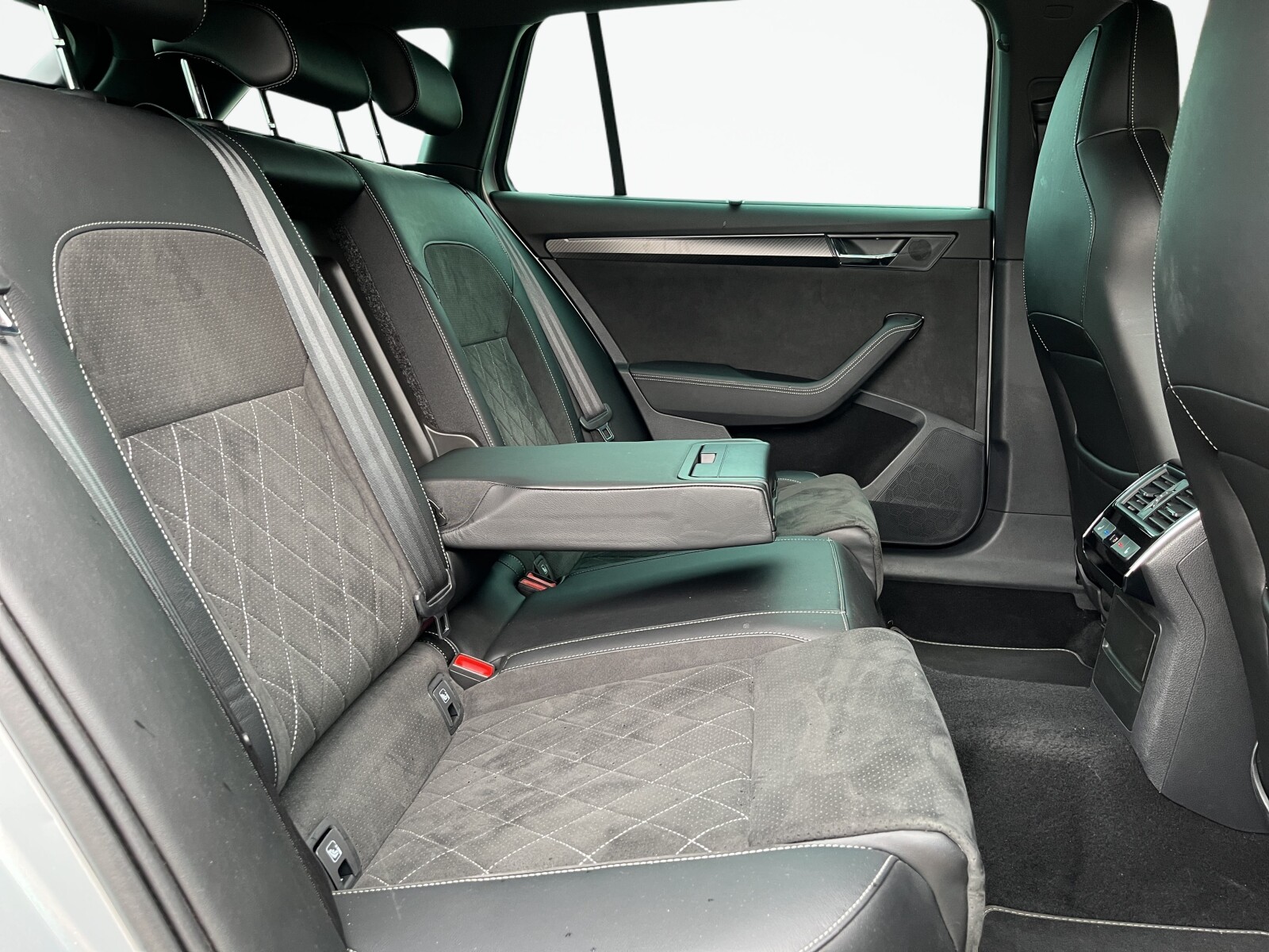 Škoda Superb Combi - zdjęcie 22