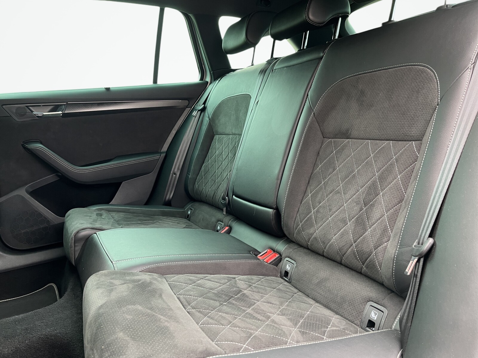 Škoda Superb Combi - zdjęcie 14