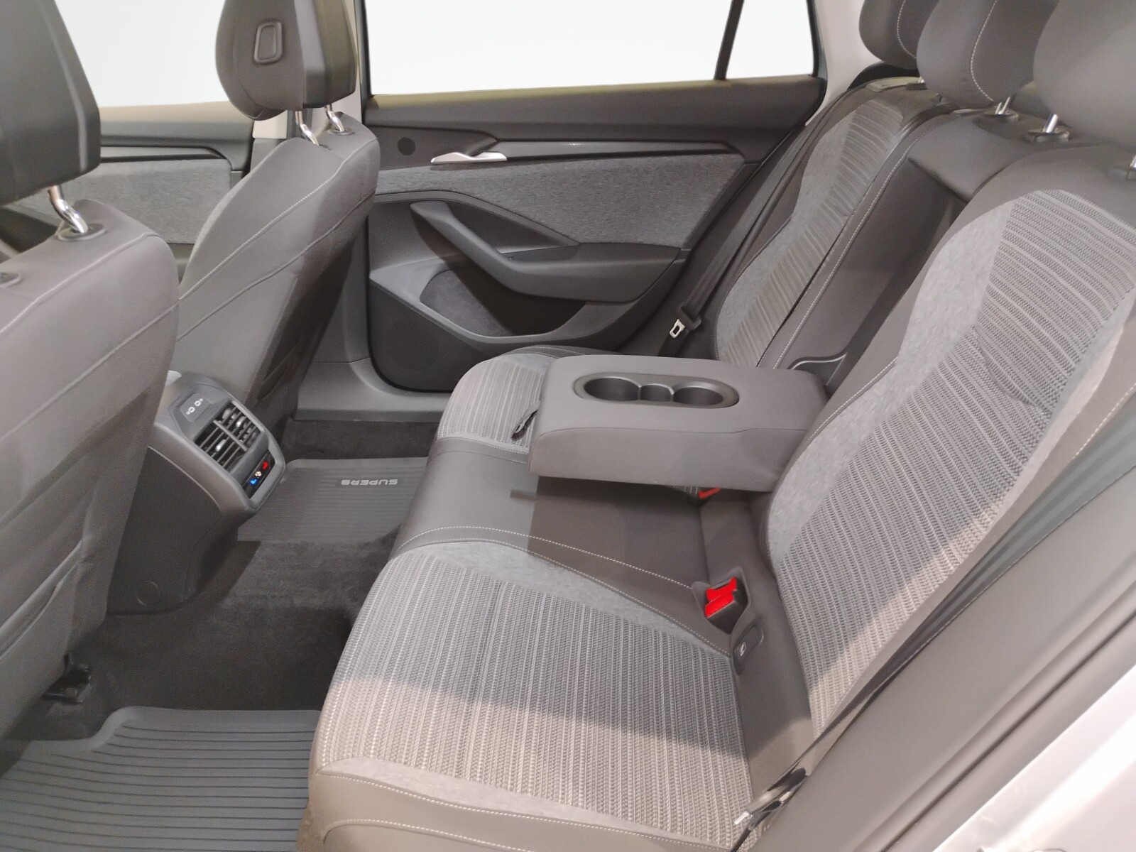 Škoda Superb Combi - zdjęcie 14