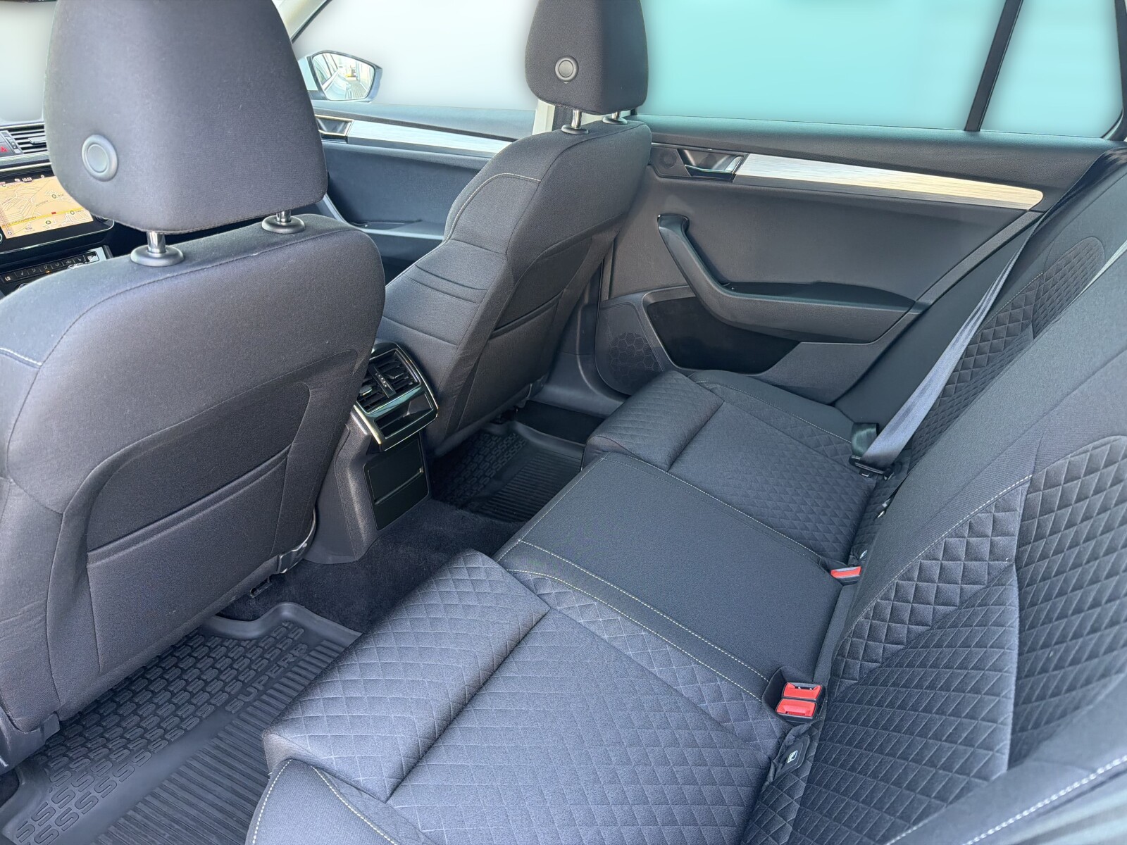 Škoda Superb Combi - zdjęcie 15