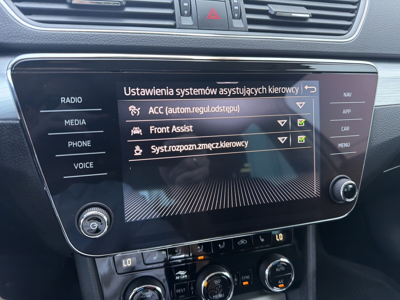 Škoda Superb Combi - zdjęcie 32