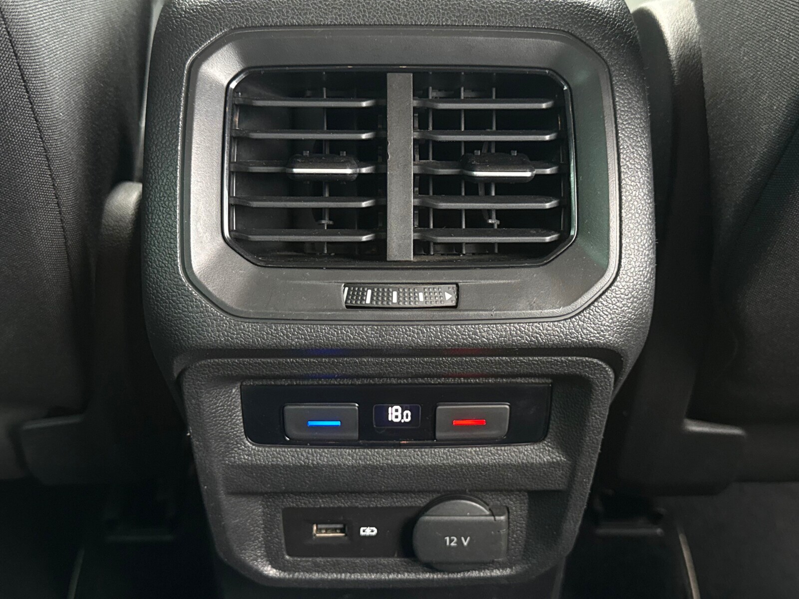 Volkswagen Tiguan - zdjęcie 33