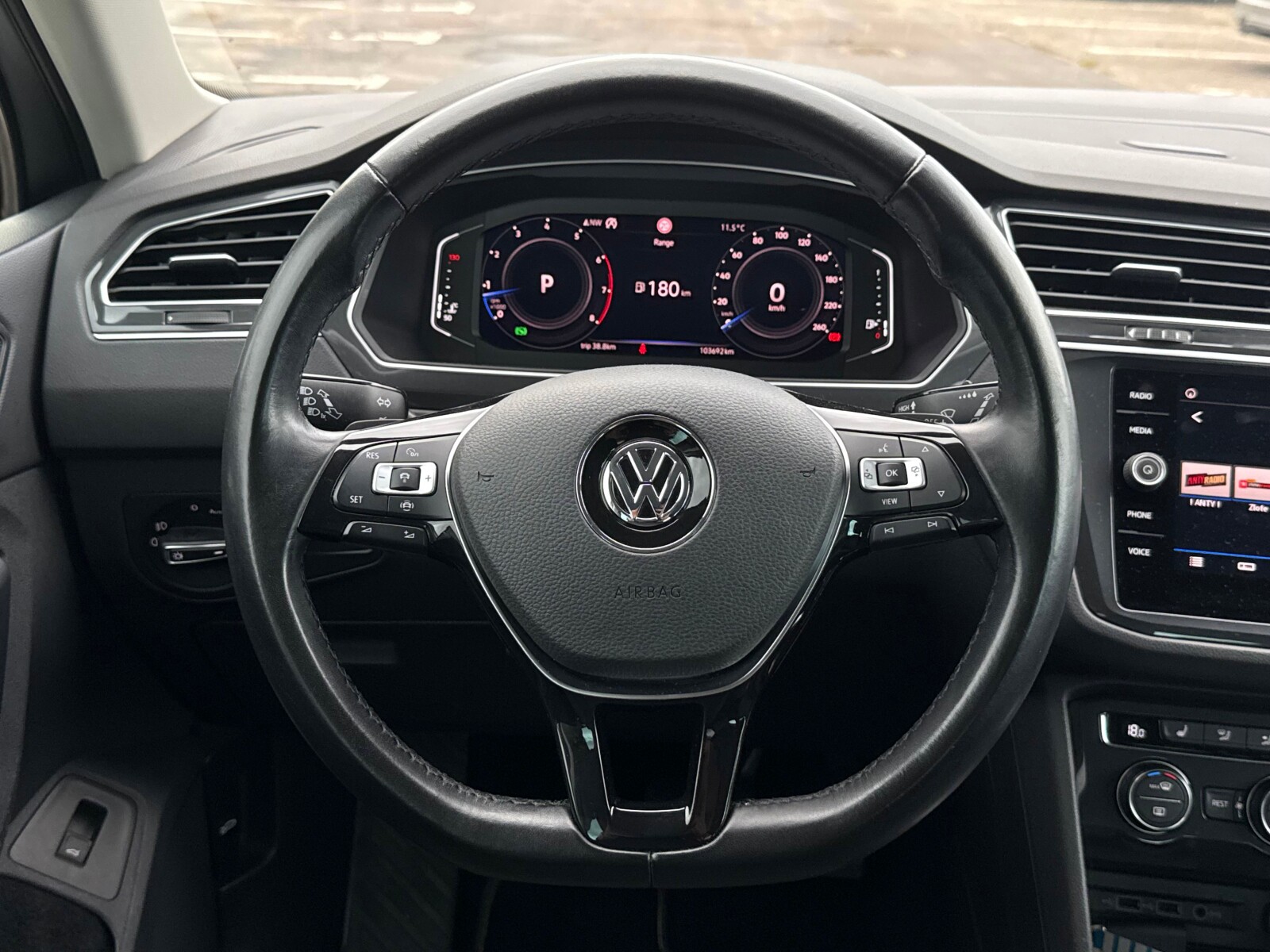 Volkswagen Tiguan - zdjęcie 15